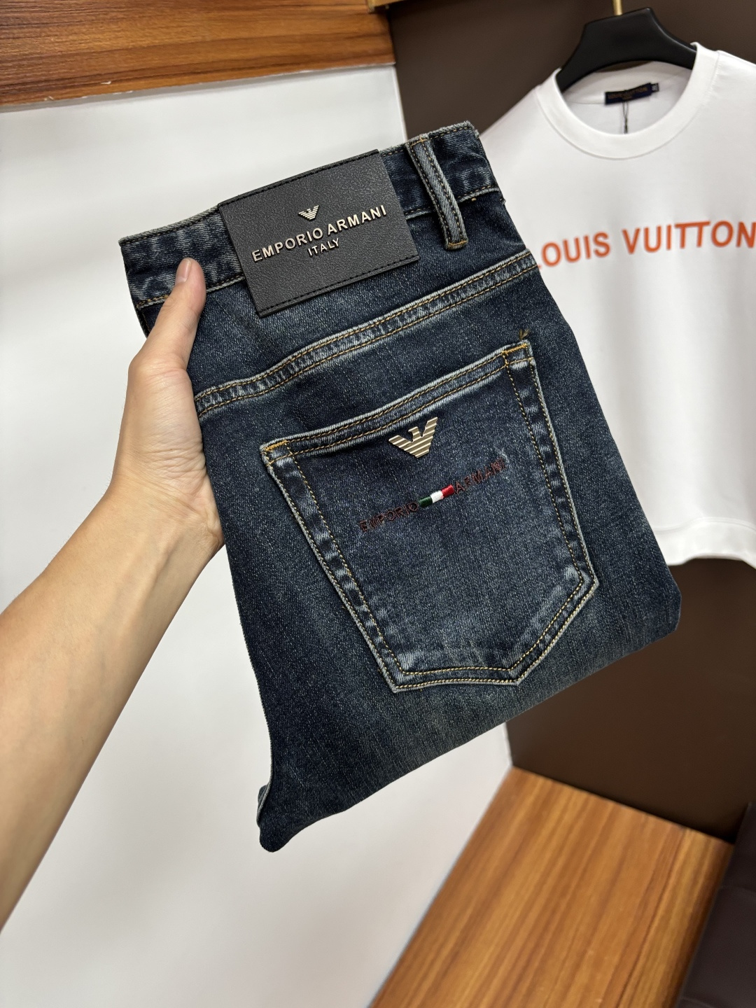 NO:597207,Armani's 2025 autumn latest jeans are stress-free when entering and leaving the store. Best-selling models in the counter. Taste and value are shared. Very comfortable to wear. Low-key yet luxurious. Very classy to wear. Needless to say the trousers style and cut. The upper body is exquisite and vivid. Really first-class and top-quality materials. Really palace-level casual pants, using Turkish cotton to produce the most famous denim. Excellent quality. Heavy washing makes the trousers very soft. Straight-leg version.  Don't be picky, the upper body is absolutely stylish QD25 is extremely luxurious!  Size 29-38,,armani,jeans,alexander wang19860909阿玛尼 2025年秋季最新品牛仔裤出入专卖店无压力 专柜热销款 品味与价值共享 身穿着非常舒适 低调不失奢华 穿出去非常有档次,裤型款式和裁剪亦无需多言 上身精致跃然.真正一等一顶级质料 真正殿堂级的休闲裤,选用土耳其的棉花 生产出最有名的单宁布 品质卓然 经过重水洗使得裤子很柔软 直脚的版型 不挑人 上身绝对的有型 QD25 极度奢华！尺码29-38,,armani,jeans,alexander wang,Men's clothing