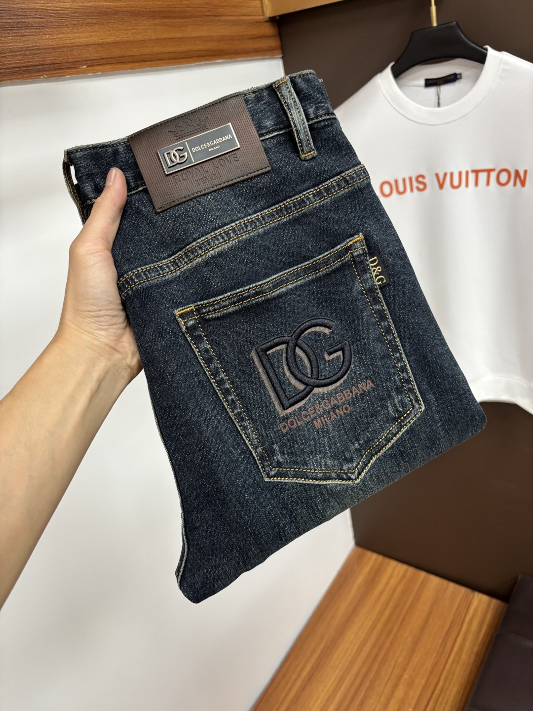 NO:597209,DG's latest 2025 autumn jeans are stress-free when entering and leaving the store. Best-selling models in the counter. Shared taste and value. Very comfortable to wear. Low-key yet luxurious. Very classy to wear. Needless to say the trousers style and cut. The upper body is exquisite and vivid. Real first-class top quality materials. Really top-level casual pants, using Turkish cotton. The most famous denim is produced. The quality is outstanding. After heavy washing, the pants are very soft. The straight-leg shape is not picky.  The upper body is absolutely stylish QD25 is extremely luxurious!  Size 29-38,,jeans,alexander wang19860909DG 2025年秋季最新品牛仔裤出入专卖店无压力 专柜热销款 品味与价值共享 身穿着非常舒适 低调不失奢华 穿出去非常有档次,裤型款式和裁剪亦无需多言 上身精致跃然.真正一等一顶级质料 真正殿堂级的休闲裤,选用土耳其的棉花 生产出最有名的单宁布 品质卓然 经过重水洗使得裤子很柔软 直脚的版型 不挑人 上身绝对的有型 QD25 极度奢华！尺码29-38,,jeans,alexander wang,Men's clothing