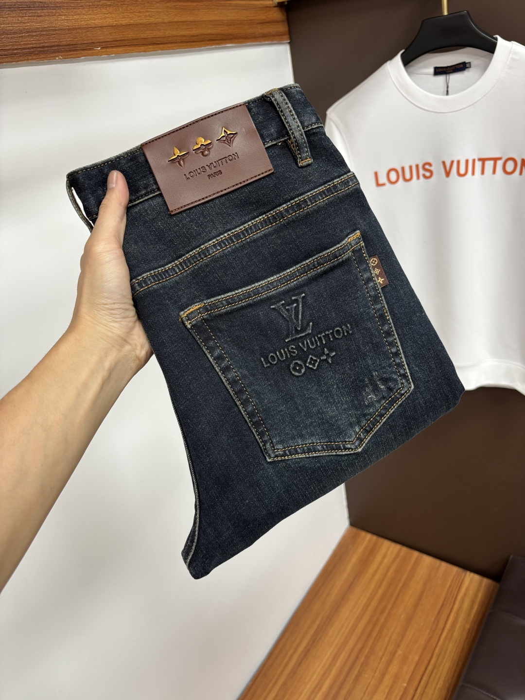 NO:597211,LV's latest 2025 autumn jeans are stress-free in and out of the store. Best-selling models in the counter. Taste and value are shared. Very comfortable to wear. Low-key yet luxurious. Very classy to wear. Needless to say the trousers style and cut. The upper body is exquisite and vivid. Real first-class top quality. Really top-level casual pants, using Turkish cotton. The most famous denim is produced. The quality is outstanding. After heavy washing, the pants are very soft. The straight-leg version is not picky.  The upper body is absolutely stylish QD25 is extremely luxurious!  Size 29-38,,louis vuitton,jeans,alexander wang19860909LV 2025年秋季最新品牛仔裤出入专卖店无压力 专柜热销款 品味与价值共享 身穿着非常舒适 低调不失奢华 穿出去非常有档次,裤型款式和裁剪亦无需多言 上身精致跃然.真正一等一顶级质料 真正殿堂级的休闲裤,选用土耳其的棉花 生产出最有名的单宁布 品质卓然 经过重水洗使得裤子很柔软 直脚的版型 不挑人 上身绝对的有型 QD25 极度奢华！尺码29-38,,louis vuitton,jeans,alexander wang,Men's clothing