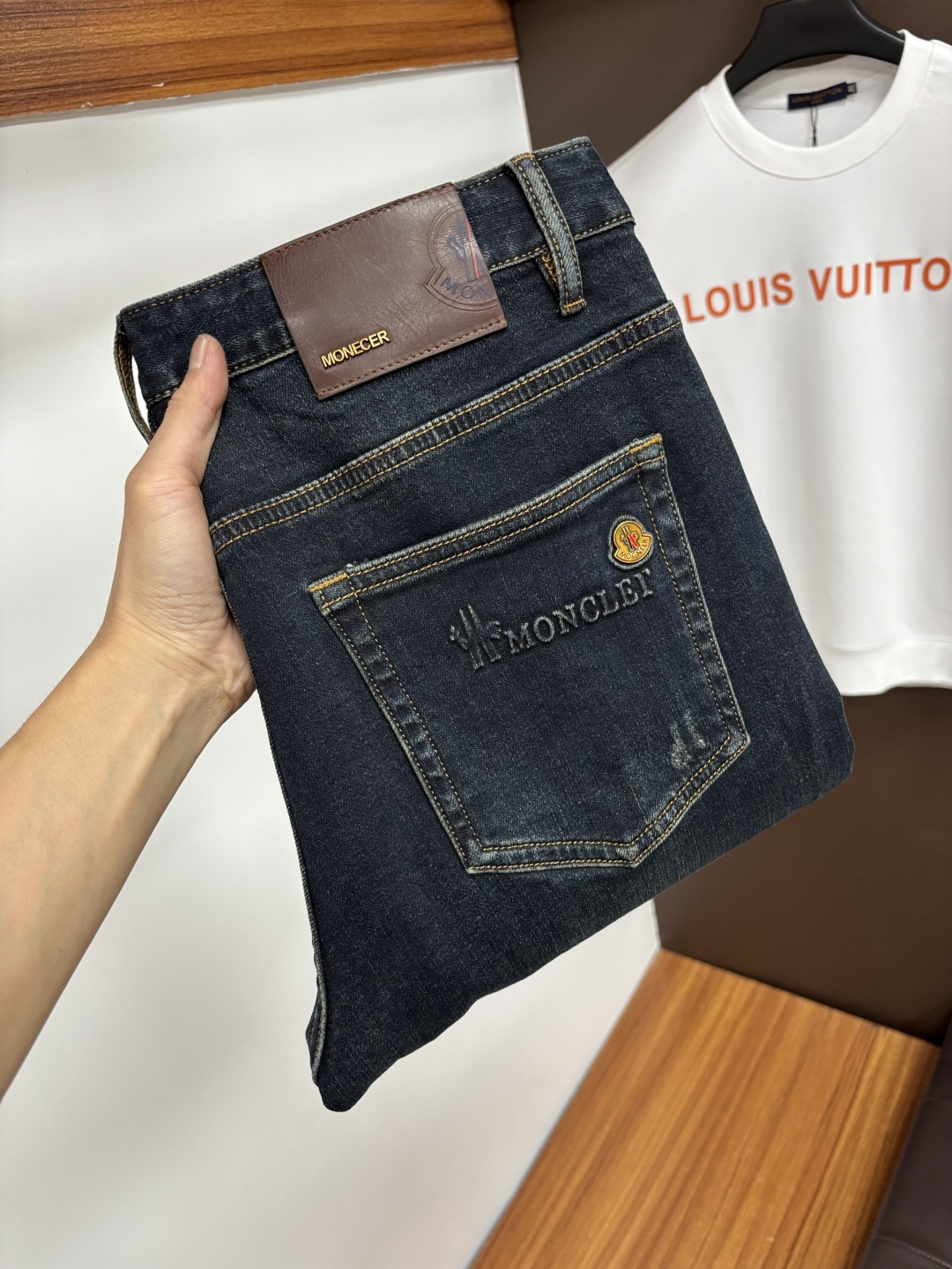 NO:597213,Mengkou 2025 autumn latest jeans, no pressure to go in and out of the store. Best-selling models in the counter. Shared taste and value. Very comfortable to wear. Low-key yet luxurious. Very classy to wear. Needless to say the trousers style and cut. The upper body is exquisite and vivid. Real first-class top quality. Really palace-level casual pants, using Turkish cotton. The most famous denim is produced. The quality is outstanding. After heavy washing, the pants are very soft. Straight-leg version.  Don't be picky, the upper body is absolutely stylish QD25 is extremely luxurious!  Size 29-38,,Moncler,jeans,alexander wang19860909蒙口 2025年秋季最新品牛仔裤出入专卖店无压力 专柜热销款 品味与价值共享 身穿着非常舒适 低调不失奢华 穿出去非常有档次,裤型款式和裁剪亦无需多言 上身精致跃然.真正一等一顶级质料 真正殿堂级的休闲裤,选用土耳其的棉花 生产出最有名的单宁布 品质卓然 经过重水洗使得裤子很柔软 直脚的版型 不挑人 上身绝对的有型 QD25 极度奢华！尺码29-38,,Moncler,jeans,alexander wang,Men's clothing