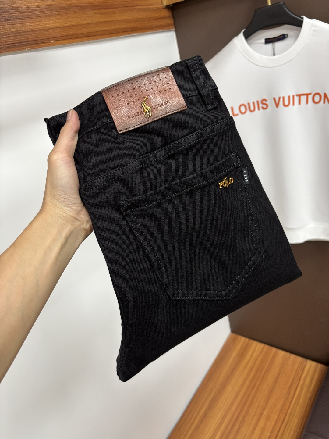 NO:597196,Paul's 2025 autumn latest jeans are stress-free when entering and leaving the store. Best-selling models in the counter. Taste and value are shared. Very comfortable to wear. Low-key yet luxurious. Very classy to wear. Needless to say the trousers style and cut. The upper body is exquisite and vivid. Really first-class top quality. Truly palace-level casual pants, using Turkish cotton. The most famous denim is produced. The quality is outstanding. After heavy washing, the pants are very soft. The straight-leg version is not picky.  The upper body is absolutely stylish QD25 is extremely luxurious!  Size 29-38,,jeans,alexander wang19860909保罗 2025年秋季最新品牛仔裤出入专卖店无压力 专柜热销款 品味与价值共享 身穿着非常舒适 低调不失奢华 穿出去非常有档次,裤型款式和裁剪亦无需多言 上身精致跃然.真正一等一顶级质料 真正殿堂级的休闲裤,选用土耳其的棉花 生产出最有名的单宁布 品质卓然 经过重水洗使得裤子很柔软 直脚的版型 不挑人 上身绝对的有型 QD25 极度奢华！尺码29-38,,jeans,alexander wang,Men's clothing