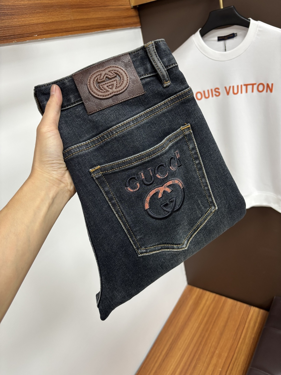 NO:597198,Gucci's latest 2025 autumn jeans are stress-free in and out of the store. Best-selling models in the counter. Shared taste and value. Very comfortable to wear. Low-key yet luxurious. Very classy to wear. Needless to say the trousers style and cut. The upper body is exquisite and vivid. Real first-class top quality materials. Really palace-level casual pants, using Turkish cotton to produce the most famous denim. Excellent quality. Heavy washing makes the pants very soft. Straight-leg version.  Don't be picky, the upper body is absolutely stylish QD25 is extremely luxurious!  Size 29-38,,jeans,alexander wang19860909古奇 2025年秋季最新品牛仔裤出入专卖店无压力 专柜热销款 品味与价值共享 身穿着非常舒适 低调不失奢华 穿出去非常有档次,裤型款式和裁剪亦无需多言 上身精致跃然.真正一等一顶级质料 真正殿堂级的休闲裤,选用土耳其的棉花 生产出最有名的单宁布 品质卓然 经过重水洗使得裤子很柔软 直脚的版型 不挑人 上身绝对的有型 QD25 极度奢华！尺码29-38,,jeans,alexander wang,Men's clothing