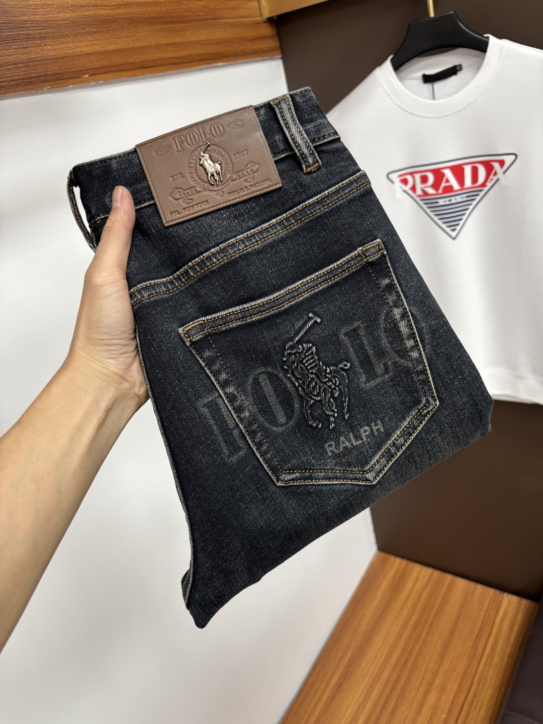 NO:597200,Paul's 2025 autumn latest jeans are stress-free when entering and leaving the store. Best-selling models in the counter. Taste and value are shared. Very comfortable to wear. Low-key yet luxurious. Very classy to wear. Needless to say the trousers style and cut. The upper body is exquisite and vivid. Really first-class top quality. Truly palace-level casual pants, using Turkish cotton. The most famous denim is produced. The quality is outstanding. After heavy washing, the pants are very soft. The straight-leg version is not picky.  The upper body is absolutely stylish QD25 is extremely luxurious!  Size 29-38,,jeans,alexander wang19860909保罗 2025年秋季最新品牛仔裤出入专卖店无压力 专柜热销款 品味与价值共享 身穿着非常舒适 低调不失奢华 穿出去非常有档次,裤型款式和裁剪亦无需多言 上身精致跃然.真正一等一顶级质料 真正殿堂级的休闲裤,选用土耳其的棉花 生产出最有名的单宁布 品质卓然 经过重水洗使得裤子很柔软 直脚的版型 不挑人 上身绝对的有型 QD25 极度奢华！尺码29-38,,jeans,alexander wang,Men's clothing