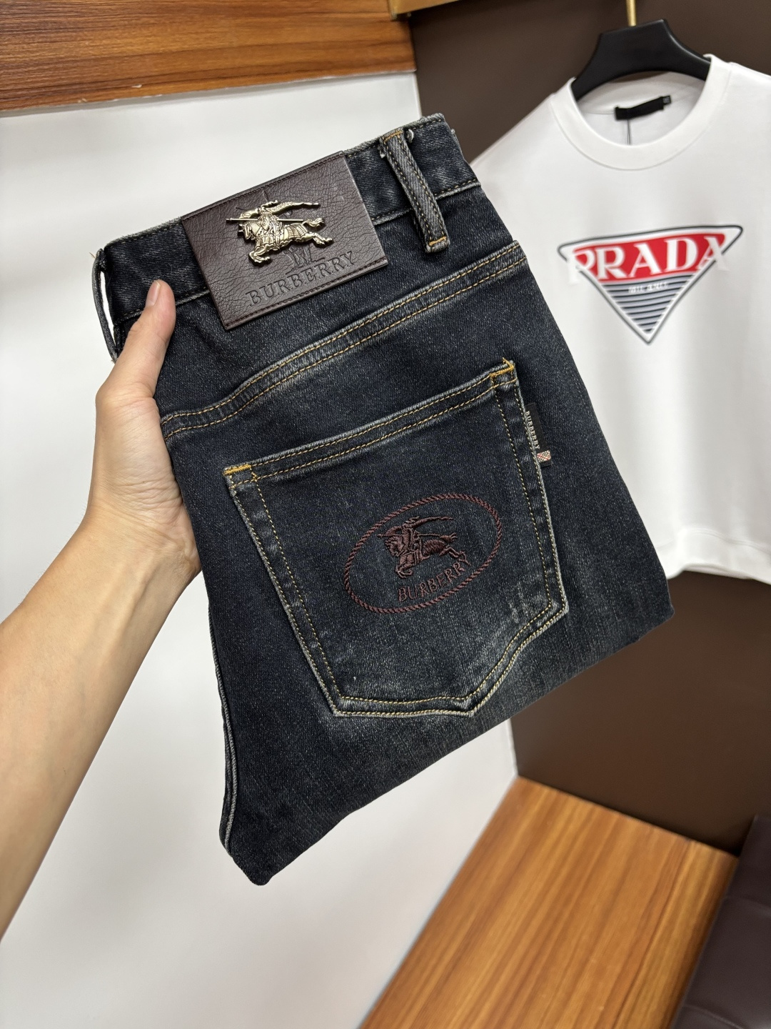 NO:599352,Burberry's 2025 autumn latest jeans are stress-free when entering and leaving the store. Best-selling models in the counter. Taste and value are shared. Very comfortable to wear. Low-key yet luxurious. Very classy to wear. Needless to say the trousers style and cut. The upper body is exquisite and vivid. Real first-class top quality. Really palace-level casual pants, using Turkish cotton to produce the most famous denim. Excellent quality. Heavy washing makes the pants very soft. Straight-footed version.  Don't be picky, the upper body is absolutely stylish QD25 is extremely luxurious!  Size 29-38,,burberry,jeans,alexander wang19860909巴宝莉 2025年秋季最新品牛仔裤出入专卖店无压力 专柜热销款 品味与价值共享 身穿着非常舒适 低调不失奢华 穿出去非常有档次,裤型款式和裁剪亦无需多言 上身精致跃然.真正一等一顶级质料 真正殿堂级的休闲裤,选用土耳其的棉花 生产出最有名的单宁布 品质卓然 经过重水洗使得裤子很柔软 直脚的版型 不挑人 上身绝对的有型 QD25 极度奢华！尺码29-38,,burberry,jeans,alexander wang,Men's clothing