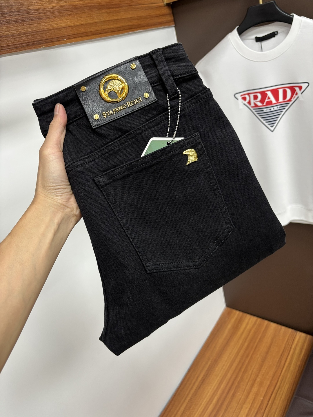 NO:599358,Stephen's 2025 autumn latest jeans are stress-free when entering and leaving the store. Best-selling models in the counter. Taste and value are shared. Very comfortable to wear. Low-key yet luxurious. Very classy to wear. Needless to say the trousers style and cut. The upper body is exquisite and vivid. Real first-class top quality materials. Really palace-level casual pants, using Turkish cotton. The most famous denim is produced. The quality is outstanding. After heavy washing, the pants are very soft. The straight-leg version is not picky.  The upper body is absolutely stylish QD25 is extremely luxurious!  Size 29-38,,jeans,alexander wang19860909史蒂芬 2025年秋季最新品牛仔裤出入专卖店无压力 专柜热销款 品味与价值共享 身穿着非常舒适 低调不失奢华 穿出去非常有档次,裤型款式和裁剪亦无需多言 上身精致跃然.真正一等一顶级质料 真正殿堂级的休闲裤,选用土耳其的棉花 生产出最有名的单宁布 品质卓然 经过重水洗使得裤子很柔软 直脚的版型 不挑人 上身绝对的有型 QD25 极度奢华！尺码29-38,,jeans,alexander wang,Men's clothing