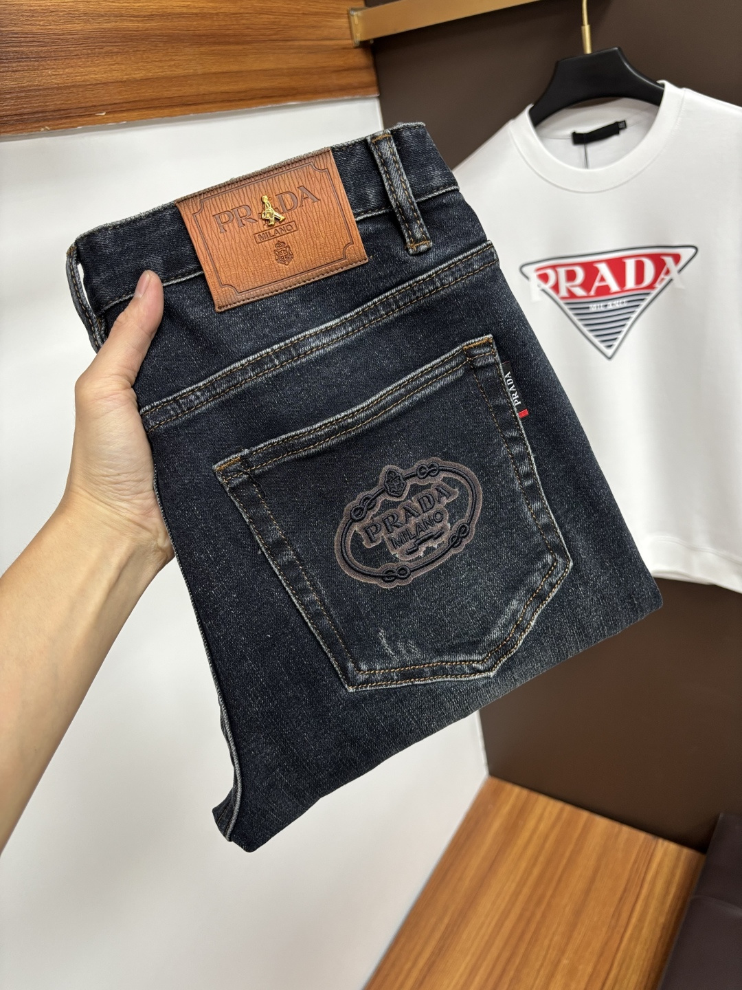 NO:599361,Prada's latest 2025 autumn jeans are stress-free in the store. Best-selling models in the counter. Taste and value are shared. Very comfortable to wear. Low-key yet luxurious. Very classy to wear. Needless to say the trousers style and cut. The upper body is exquisite and vivid. Real first-class top quality materials. Really palace-level casual pants, using Turkish cotton to produce the most famous denim. Excellent quality. Heavy washing makes the pants very soft. Straight-footed version.  Don't be picky, the upper body is absolutely stylish QD25 is extremely luxurious!  Size 29-38,,prada,jeans,alexander wang19860909普拉达 2025年秋季最新品牛仔裤出入专卖店无压力 专柜热销款 品味与价值共享 身穿着非常舒适 低调不失奢华 穿出去非常有档次,裤型款式和裁剪亦无需多言 上身精致跃然.真正一等一顶级质料 真正殿堂级的休闲裤,选用土耳其的棉花 生产出最有名的单宁布 品质卓然 经过重水洗使得裤子很柔软 直脚的版型 不挑人 上身绝对的有型 QD25 极度奢华！尺码29-38,,prada,jeans,alexander wang,Men's clothing