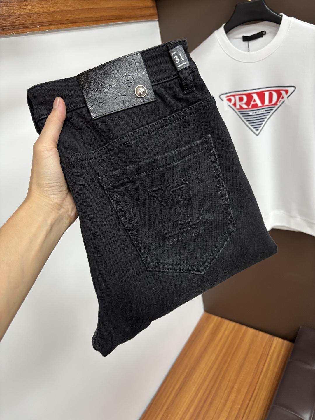 NO:599364,LV's latest 2025 autumn jeans are stress-free in and out of the store. Best-selling models in the counter. Taste and value are shared. Very comfortable to wear. Low-key yet luxurious. Very classy to wear. Needless to say the trousers style and cut. The upper body is exquisite and vivid. Real first-class top quality. Really top-level casual pants, using Turkish cotton. The most famous denim is produced. The quality is outstanding. After heavy washing, the pants are very soft. The straight-leg version is not picky.  The upper body is absolutely stylish QD25 is extremely luxurious!  Size 29-38,,louis vuitton,jeans,alexander wang19860909LV 2025年秋季最新品牛仔裤出入专卖店无压力 专柜热销款 品味与价值共享 身穿着非常舒适 低调不失奢华 穿出去非常有档次,裤型款式和裁剪亦无需多言 上身精致跃然.真正一等一顶级质料 真正殿堂级的休闲裤,选用土耳其的棉花 生产出最有名的单宁布 品质卓然 经过重水洗使得裤子很柔软 直脚的版型 不挑人 上身绝对的有型 QD25 极度奢华！尺码29-38,,louis vuitton,jeans,alexander wang,Men's clothing