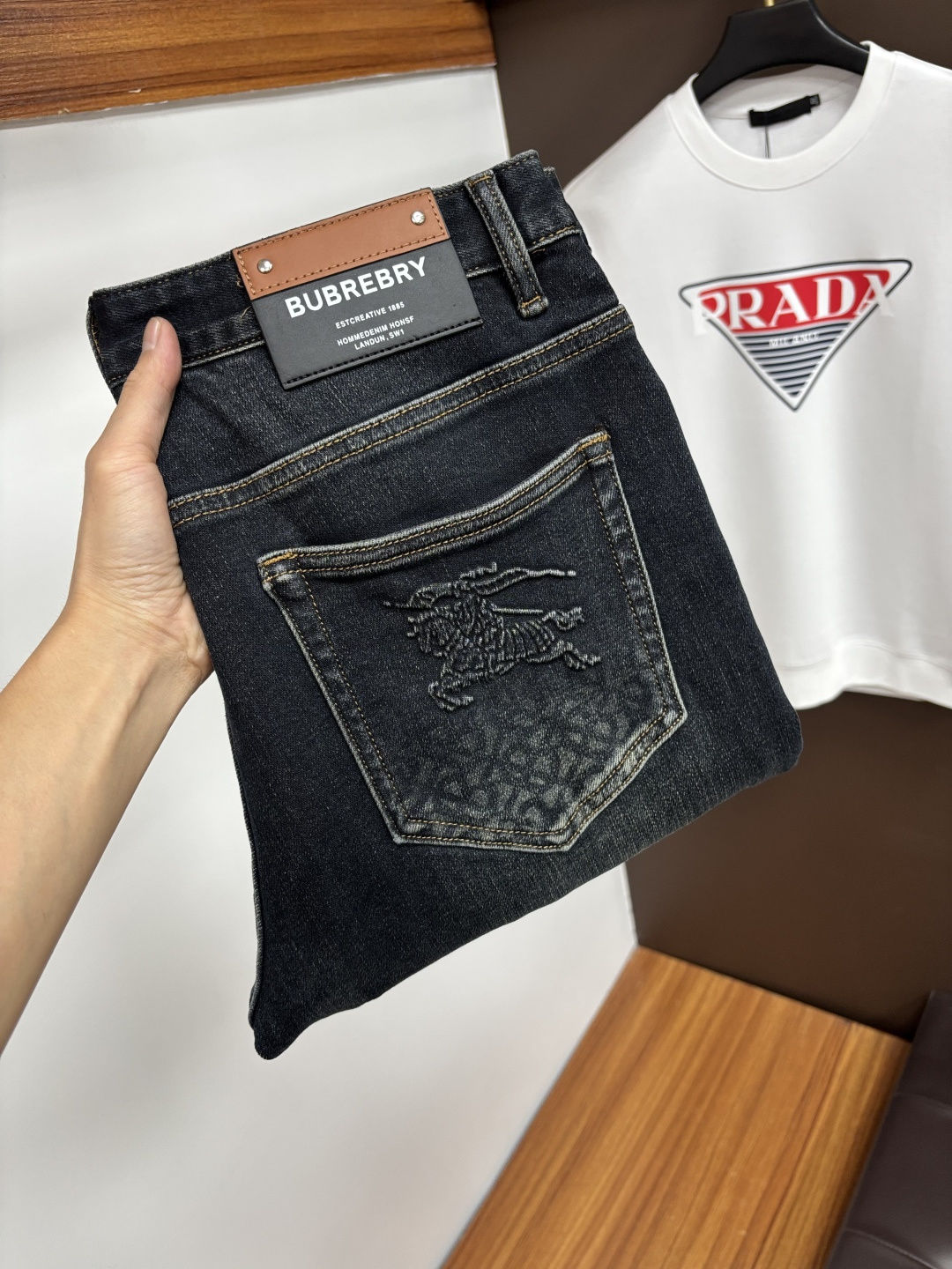 NO:599367,Burberry's 2025 autumn latest jeans are stress-free when entering and leaving the store. Best-selling models in the counter. Taste and value are shared. Very comfortable to wear. Low-key yet luxurious. Very classy to wear. Needless to say the trousers style and cut. The upper body is exquisite and vivid. Real first-class top quality. Really palace-level casual pants, using Turkish cotton to produce the most famous denim. Excellent quality. Heavy washing makes the pants very soft. Straight-footed version.  Don't be picky, the upper body is absolutely stylish QD25 is extremely luxurious!  Size 29-38,,burberry,jeans,alexander wang19860909巴宝莉 2025年秋季最新品牛仔裤出入专卖店无压力 专柜热销款 品味与价值共享 身穿着非常舒适 低调不失奢华 穿出去非常有档次,裤型款式和裁剪亦无需多言 上身精致跃然.真正一等一顶级质料 真正殿堂级的休闲裤,选用土耳其的棉花 生产出最有名的单宁布 品质卓然 经过重水洗使得裤子很柔软 直脚的版型 不挑人 上身绝对的有型 QD25 极度奢华！尺码29-38,,burberry,jeans,alexander wang,Men's clothing