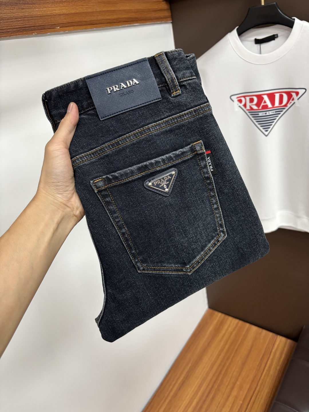 NO:599370,Prada's latest 2025 autumn jeans are stress-free in the store. Best-selling models in the counter. Taste and value are shared. Very comfortable to wear. Low-key yet luxurious. Very classy to wear. Needless to say the trousers style and cut. The upper body is exquisite and vivid. Real first-class top quality materials. Really palace-level casual pants, using Turkish cotton to produce the most famous denim. Excellent quality. Heavy washing makes the pants very soft. Straight-footed version.  Don't be picky, the upper body is absolutely stylish QD25 is extremely luxurious!  Size 29-38,,prada,jeans,alexander wang19860909普拉达 2025年秋季最新品牛仔裤出入专卖店无压力 专柜热销款 品味与价值共享 身穿着非常舒适 低调不失奢华 穿出去非常有档次,裤型款式和裁剪亦无需多言 上身精致跃然.真正一等一顶级质料 真正殿堂级的休闲裤,选用土耳其的棉花 生产出最有名的单宁布 品质卓然 经过重水洗使得裤子很柔软 直脚的版型 不挑人 上身绝对的有型 QD25 极度奢华！尺码29-38,,prada,jeans,alexander wang,Men's clothing