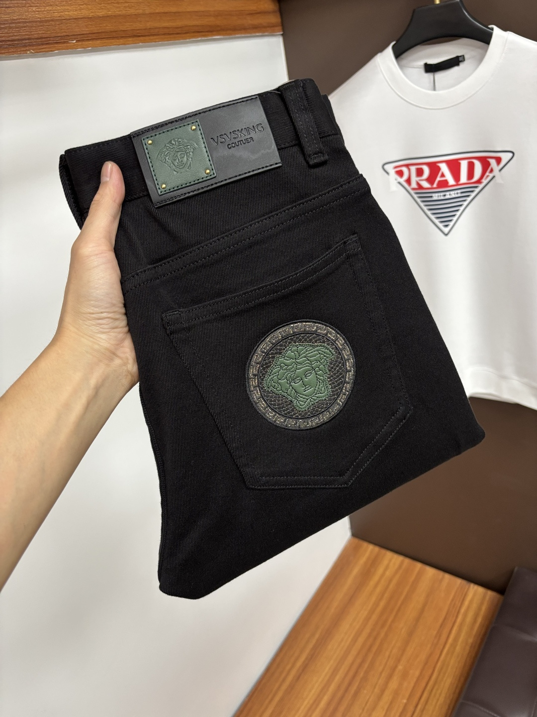 NO:599373,Versace's latest jeans in autumn 2025 are stress-free to enter and leave the store. Best-selling models in the counter. Taste and value are shared. Very comfortable to wear. Low-key yet luxurious. Very classy to wear. Needless to say the trousers style and cut. The upper body is exquisite and vivid. Real first-class top quality. Really palace-level casual pants, using Turkish cotton to produce the most famous denim. Excellent quality. Heavy washing makes the pants very soft. Straight-leg version.  Don't be picky, the upper body is absolutely stylish QD25 is extremely luxurious!  Size 29-38,,versace,jeans,alexander wang19860909范思哲 2025年秋季最新品牛仔裤出入专卖店无压力 专柜热销款 品味与价值共享 身穿着非常舒适 低调不失奢华 穿出去非常有档次,裤型款式和裁剪亦无需多言 上身精致跃然.真正一等一顶级质料 真正殿堂级的休闲裤,选用土耳其的棉花 生产出最有名的单宁布 品质卓然 经过重水洗使得裤子很柔软 直脚的版型 不挑人 上身绝对的有型 QD25 极度奢华！尺码29-38,,versace,jeans,alexander wang,Men's clothing