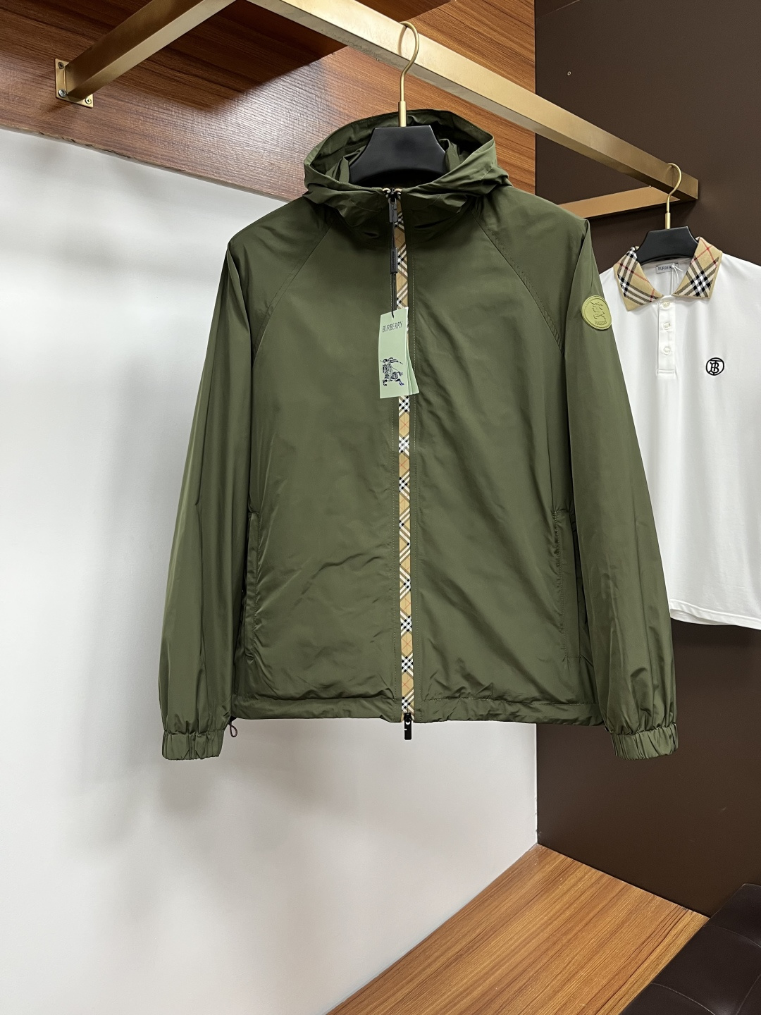 NO:599345,Burberry 2025 autumn and winter new jackets, top-quality fabrics. Original hardware accessories, synchronized with European counters, the upper body is more casual and generous, new luxury high-end customized accessories with original hardware from the counters!  Luxurious brand-specific logo embellishment design, the highest quality shipments in the market, original accessories, the ultimate in luxury!  Soft and comfortable. The upper body is very handsome!  Suitable for any scene!  Size: M-3XL,,burberry,jackets & coats,jackets & coats,alexander wang19860909巴宝莉 2025秋冬新款夹克外套,顶级面料.原版五金配件,欧洲专柜同步,上身更随意大方,专柜原版五金奢华高档定制配饰新作！奢华品牌特质logo点缀设计,市场最高品质出货、原版辅料,奢华极致！柔软舒适.上身爆帅！适合任意场景！码数:M-3XL,,burberry,jackets & coats,jackets & coats,alexander wang,Men's clothing