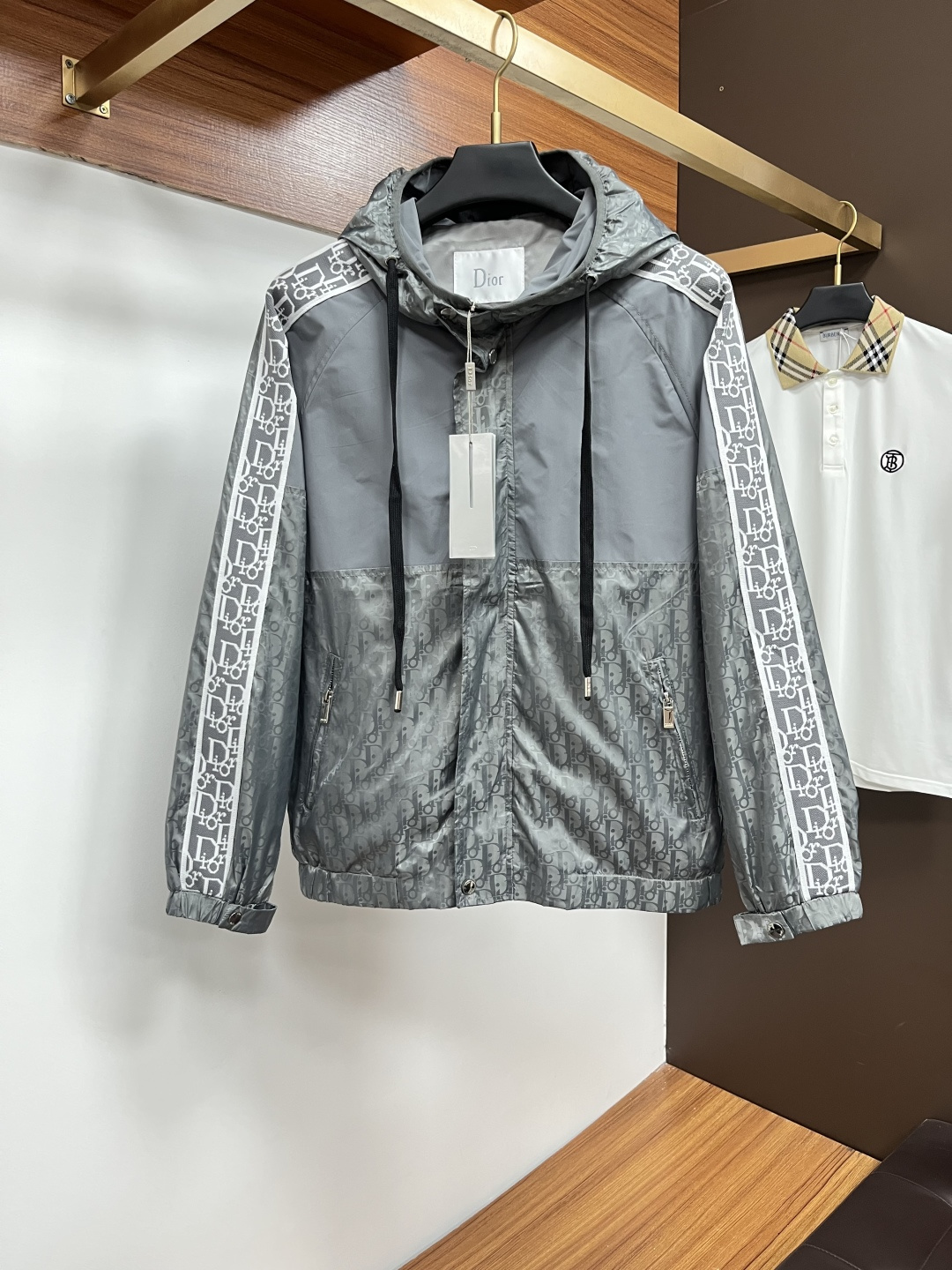 NO:599347,Dior's 2025 autumn and winter new jackets, top-quality fabrics. Original hardware accessories, synchronized with European counters, the upper body is more casual and elegant, new luxury high-end customized accessories with original hardware from the counters!  Luxurious brand-specific logo embellishment design, the highest quality shipments in the market, original accessories, the ultimate in luxury!  Soft and comfortable. The upper body is very handsome!  Suitable for any scene!  Size: M-3XL,,dior,jackets & coats,jackets & coats,alexander wang19860909迪奥 2025秋冬新款夹克外套,顶级面料.原版五金配件,欧洲专柜同步,上身更随意大方,专柜原版五金奢华高档定制配饰新作！奢华品牌特质logo点缀设计,市场最高品质出货、原版辅料,奢华极致！柔软舒适.上身爆帅！适合任意场景！码数:M-3XL,,dior,jackets & coats,jackets & coats,alexander wang,Men's clothing