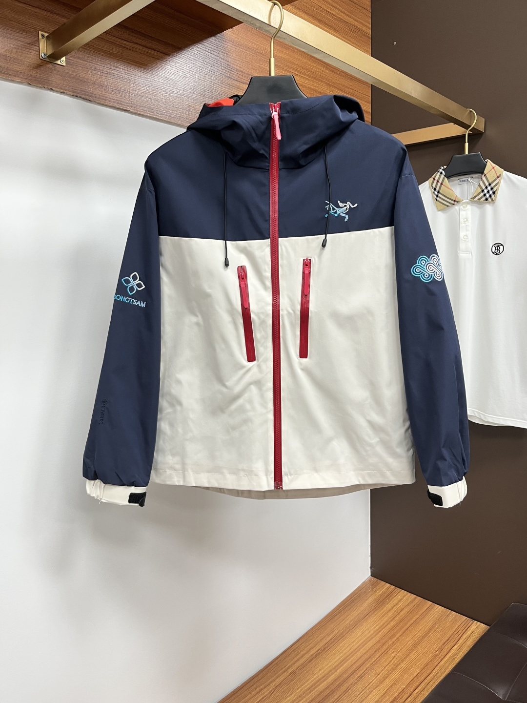 NO:599349,Arc'teryx 2025 new autumn and winter jackets, top-quality fabrics. Original hardware accessories, synchronized with European counters, the upper body is more casual and generous, new luxury high-end customized accessories with original hardware from the counters!  Luxurious brand-specific logo embellishment design, the highest quality shipments in the market, original accessories, the ultimate in luxury!  Soft and comfortable. The upper body is very handsome!  Suitable for any scene!  Size: M-3XL,arc'teryx,jackets & coats,jackets & coats,alexander wang19860909始祖鸟 2025秋冬新款夹克外套,顶级面料.原版五金配件,欧洲专柜同步,上身更随意大方,专柜原版五金奢华高档定制配饰新作！奢华品牌特质logo点缀设计,市场最高品质出货、原版辅料,奢华极致！柔软舒适.上身爆帅！适合任意场景！码数:M-3XL,arc'teryx,jackets & coats,jackets & coats,alexander wang,Men's clothing