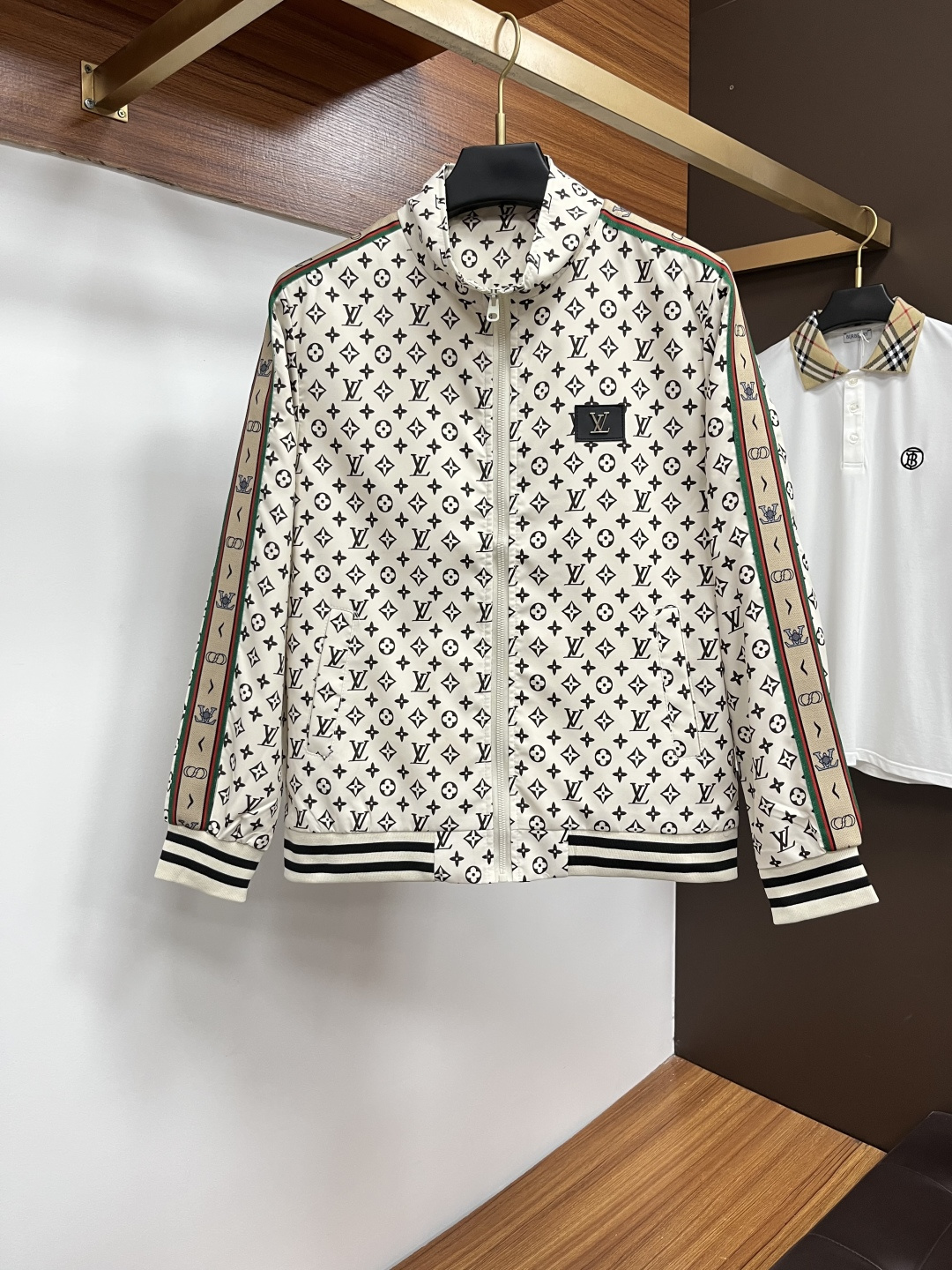 NO:599351,LV 2025 autumn and winter new jackets, top-quality fabrics. Original hardware accessories, synchronized with European counters, the upper body is more casual and elegant, new luxury high-end customized accessories with original hardware from the counters!  Luxurious brand-specific logo embellishment design, the highest quality shipments in the market, original accessories, the ultimate in luxury!  Soft and comfortable. The upper body is very handsome!  Suitable for any scene!  Size: M-3XL,,louis vuitton,jackets & coats,jackets & coats,alexander wang19860909LV 2025秋冬新款夹克外套,顶级面料.原版五金配件,欧洲专柜同步,上身更随意大方,专柜原版五金奢华高档定制配饰新作！奢华品牌特质logo点缀设计,市场最高品质出货、原版辅料,奢华极致！柔软舒适.上身爆帅！适合任意场景！码数:M-3XL,,louis vuitton,jackets & coats,jackets & coats,alexander wang,Men's clothing