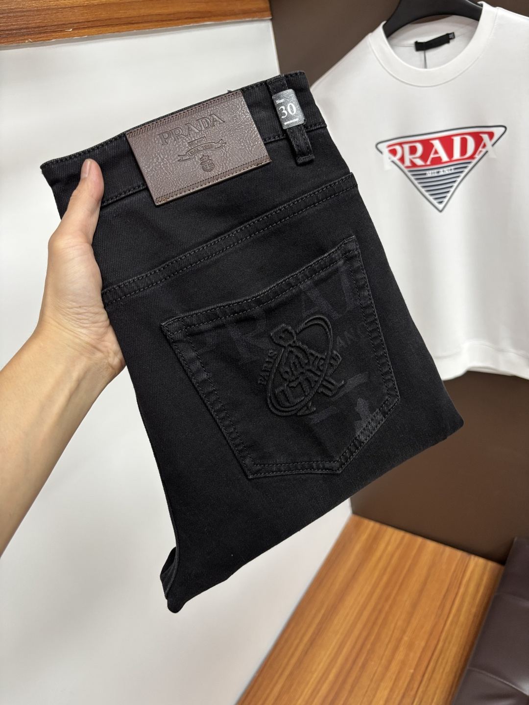 NO:600537,Prada's latest 2025 autumn jeans are stress-free in the store. Best-selling models in the counter. Taste and value are shared. Very comfortable to wear. Low-key yet luxurious. Very classy to wear. Needless to say the trousers style and cut. The upper body is exquisite and vivid. Real first-class top quality materials. Really palace-level casual pants, using Turkish cotton to produce the most famous denim. Excellent quality. Heavy washing makes the pants very soft. Straight-footed version.  Don't be picky, the upper body is absolutely stylish QD25 is extremely luxurious!  Size 29-38,,prada,jeans,alexander wang19860909普拉达 2025年秋季最新品牛仔裤出入专卖店无压力 专柜热销款 品味与价值共享 身穿着非常舒适 低调不失奢华 穿出去非常有档次,裤型款式和裁剪亦无需多言 上身精致跃然.真正一等一顶级质料 真正殿堂级的休闲裤,选用土耳其的棉花 生产出最有名的单宁布 品质卓然 经过重水洗使得裤子很柔软 直脚的版型 不挑人 上身绝对的有型 QD25 极度奢华！尺码29-38,,prada,jeans,alexander wang,Men's clothing