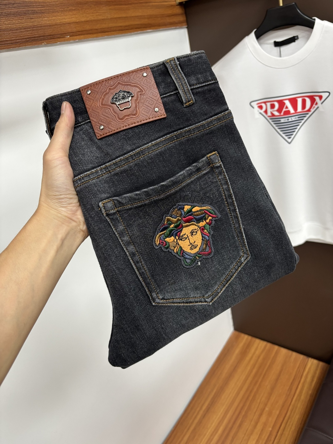 NO:600540,Versace's latest jeans in autumn 2025 are stress-free to enter and leave the store. Best-selling models in the counter. Taste and value are shared. Very comfortable to wear. Low-key yet luxurious. Very classy to wear. Needless to say the trousers style and cut. The upper body is exquisite and vivid. Real first-class top quality. Really palace-level casual pants, using Turkish cotton to produce the most famous denim. Excellent quality. Heavy washing makes the pants very soft. Straight-leg version.  Don't be picky, the upper body is absolutely stylish QD25 is extremely luxurious!  Size 29-38,,versace,jeans,alexander wang19860909范思哲 2025年秋季最新品牛仔裤出入专卖店无压力 专柜热销款 品味与价值共享 身穿着非常舒适 低调不失奢华 穿出去非常有档次,裤型款式和裁剪亦无需多言 上身精致跃然.真正一等一顶级质料 真正殿堂级的休闲裤,选用土耳其的棉花 生产出最有名的单宁布 品质卓然 经过重水洗使得裤子很柔软 直脚的版型 不挑人 上身绝对的有型 QD25 极度奢华！尺码29-38,,versace,jeans,alexander wang,Men's clothing