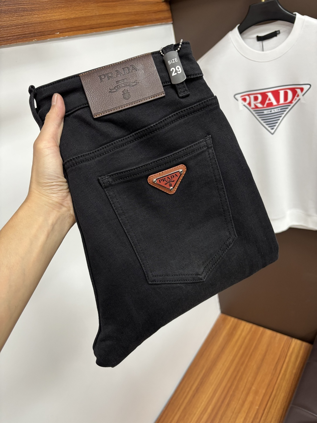 NO:600543,Prada's latest 2025 autumn jeans are stress-free in the store. Best-selling models in the counter. Taste and value are shared. Very comfortable to wear. Low-key yet luxurious. Very classy to wear. Needless to say the trousers style and cut. The upper body is exquisite and vivid. Real first-class top quality materials. Really palace-level casual pants, using Turkish cotton to produce the most famous denim. Excellent quality. Heavy washing makes the pants very soft. Straight-footed version.  Don't be picky, the upper body is absolutely stylish QD25 is extremely luxurious!  Size 29-38,,prada,jeans,alexander wang19860909普拉达 2025年秋季最新品牛仔裤出入专卖店无压力 专柜热销款 品味与价值共享 身穿着非常舒适 低调不失奢华 穿出去非常有档次,裤型款式和裁剪亦无需多言 上身精致跃然.真正一等一顶级质料 真正殿堂级的休闲裤,选用土耳其的棉花 生产出最有名的单宁布 品质卓然 经过重水洗使得裤子很柔软 直脚的版型 不挑人 上身绝对的有型 QD25 极度奢华！尺码29-38,,prada,jeans,alexander wang,Men's clothing