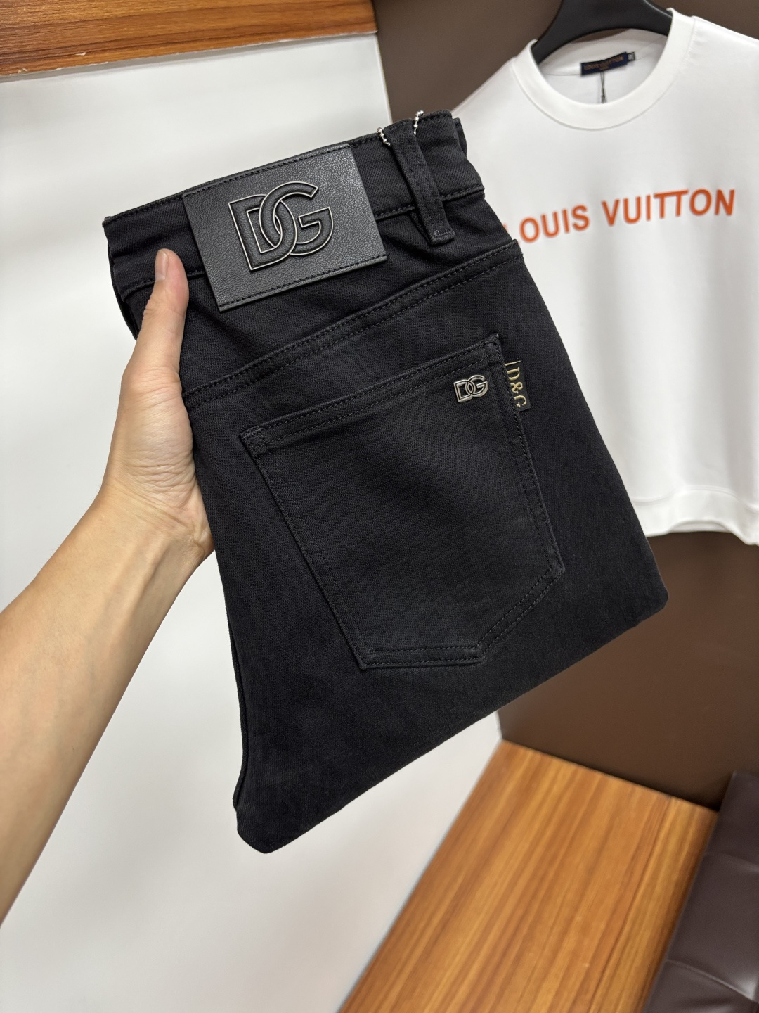 NO:600546,DG's latest 2025 autumn jeans are stress-free when entering and leaving the store. Best-selling models in the counter. Shared taste and value. Very comfortable to wear. Low-key yet luxurious. Very classy to wear. Needless to say the trousers style and cut. The upper body is exquisite and vivid. Real first-class top quality materials. Really top-level casual pants, using Turkish cotton. The most famous denim is produced. The quality is outstanding. After heavy washing, the pants are very soft. The straight-leg shape is not picky.  The upper body is absolutely stylish QD25 is extremely luxurious!  Size 29-38,,jeans,alexander wang19860909DG 2025年秋季最新品牛仔裤出入专卖店无压力 专柜热销款 品味与价值共享 身穿着非常舒适 低调不失奢华 穿出去非常有档次,裤型款式和裁剪亦无需多言 上身精致跃然.真正一等一顶级质料 真正殿堂级的休闲裤,选用土耳其的棉花 生产出最有名的单宁布 品质卓然 经过重水洗使得裤子很柔软 直脚的版型 不挑人 上身绝对的有型 QD25 极度奢华！尺码29-38,,jeans,alexander wang,Men's clothing