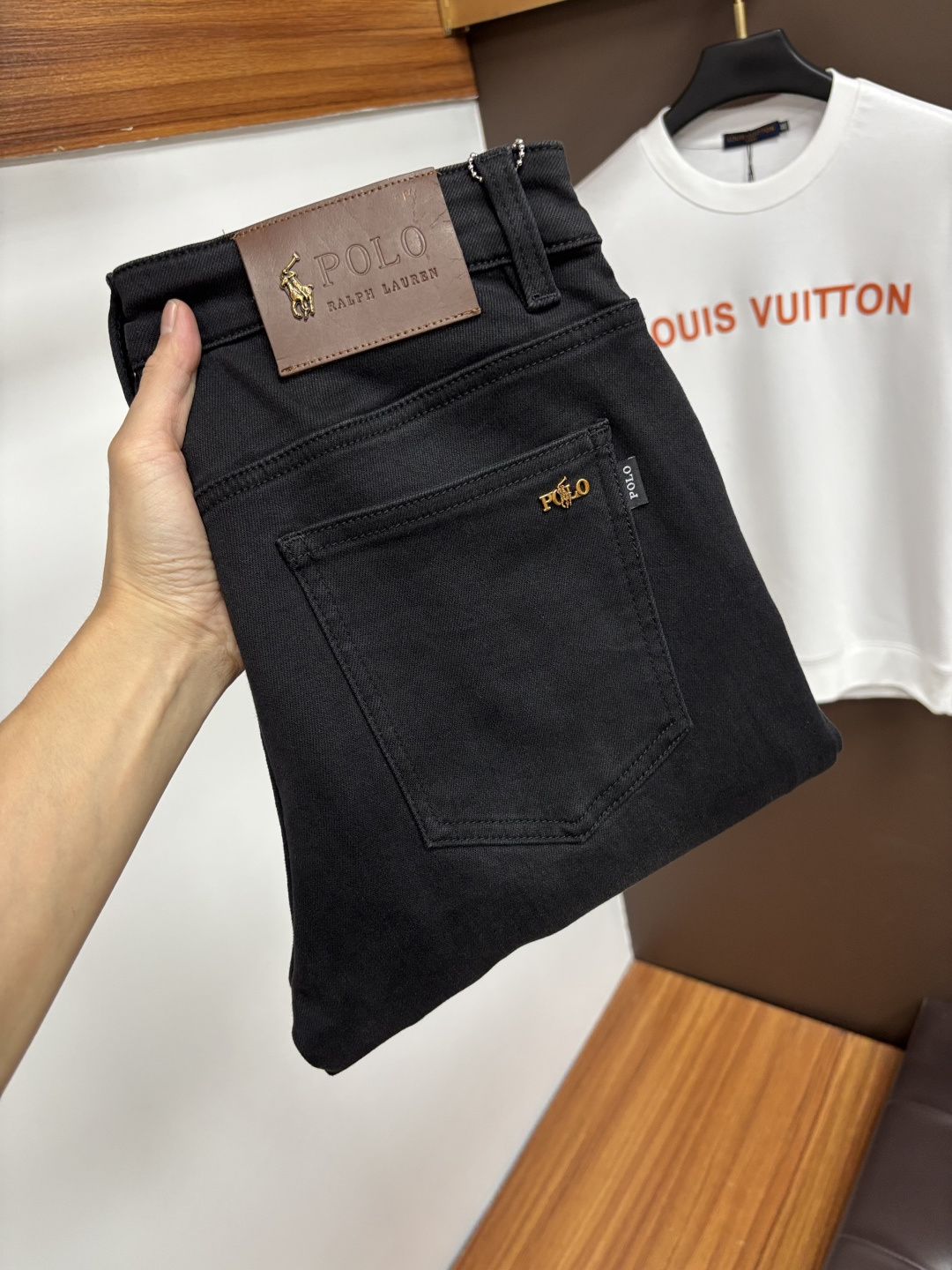 NO:600549,Paul's 2025 autumn latest jeans are stress-free when entering and leaving the store. Best-selling models in the counter. Taste and value are shared. Very comfortable to wear. Low-key yet luxurious. Very classy to wear. Needless to say the trousers style and cut. The upper body is exquisite and vivid. Really first-class top quality. Truly palace-level casual pants, using Turkish cotton. The most famous denim is produced. The quality is outstanding. After heavy washing, the pants are very soft. The straight-leg version is not picky.  The upper body is absolutely stylish QD25 is extremely luxurious!  Size 29-38,,jeans,alexander wang19860909保罗 2025年秋季最新品牛仔裤出入专卖店无压力 专柜热销款 品味与价值共享 身穿着非常舒适 低调不失奢华 穿出去非常有档次,裤型款式和裁剪亦无需多言 上身精致跃然.真正一等一顶级质料 真正殿堂级的休闲裤,选用土耳其的棉花 生产出最有名的单宁布 品质卓然 经过重水洗使得裤子很柔软 直脚的版型 不挑人 上身绝对的有型 QD25 极度奢华！尺码29-38,,jeans,alexander wang,Men's clothing