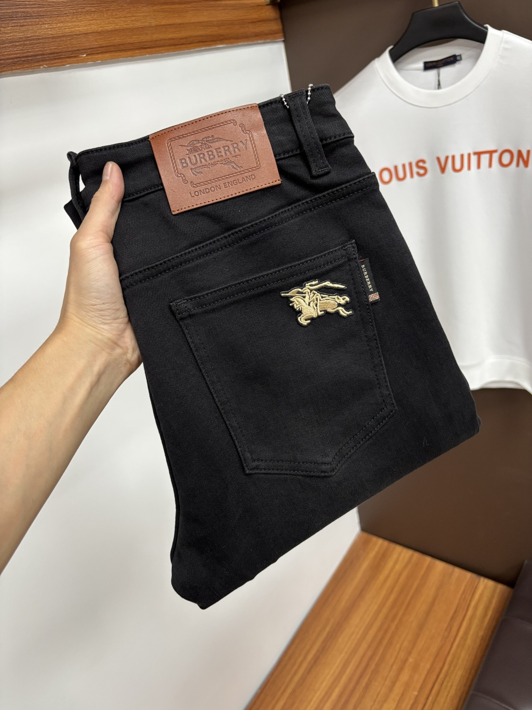 NO:600524,Burberry's 2025 autumn latest jeans are stress-free when entering and leaving the store. Best-selling models in the counter. Taste and value are shared. Very comfortable to wear. Low-key yet luxurious. Very classy to wear. Needless to say the trousers style and cut. The upper body is exquisite and vivid. Real first-class top quality. Really palace-level casual pants, using Turkish cotton to produce the most famous denim. Excellent quality. Heavy washing makes the pants very soft. Straight-footed version.  Don't be picky, the upper body is absolutely stylish QD25 is extremely luxurious!  Size 29-38,,burberry,jeans,alexander wang19860909巴宝莉 2025年秋季最新品牛仔裤出入专卖店无压力 专柜热销款 品味与价值共享 身穿着非常舒适 低调不失奢华 穿出去非常有档次,裤型款式和裁剪亦无需多言 上身精致跃然.真正一等一顶级质料 真正殿堂级的休闲裤,选用土耳其的棉花 生产出最有名的单宁布 品质卓然 经过重水洗使得裤子很柔软 直脚的版型 不挑人 上身绝对的有型 QD25 极度奢华！尺码29-38,,burberry,jeans,alexander wang,Men's clothing