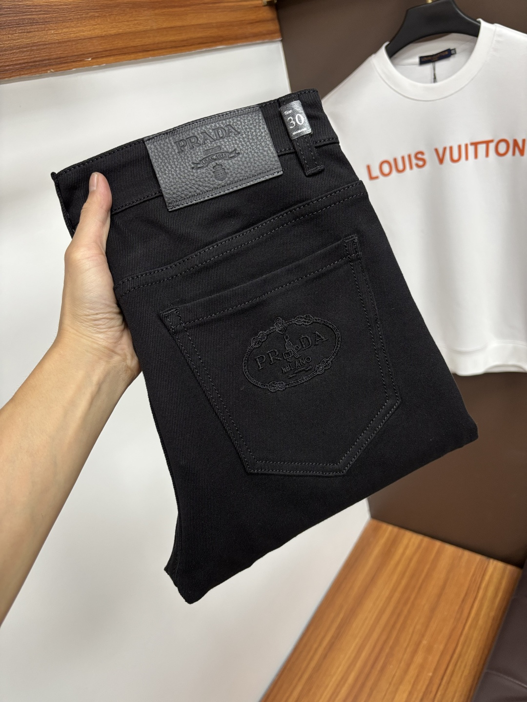 NO:600527,Prada's latest 2025 autumn jeans are stress-free in the store. Best-selling models in the counter. Taste and value are shared. Very comfortable to wear. Low-key yet luxurious. Very classy to wear. Needless to say the trousers style and cut. The upper body is exquisite and vivid. Real first-class top quality materials. Really palace-level casual pants, using Turkish cotton to produce the most famous denim. Excellent quality. Heavy washing makes the pants very soft. Straight-footed version.  Don't be picky, the upper body is absolutely stylish QD25 is extremely luxurious!  Size 29-38,,prada,jeans,alexander wang19860909普拉达 2025年秋季最新品牛仔裤出入专卖店无压力 专柜热销款 品味与价值共享 身穿着非常舒适 低调不失奢华 穿出去非常有档次,裤型款式和裁剪亦无需多言 上身精致跃然.真正一等一顶级质料 真正殿堂级的休闲裤,选用土耳其的棉花 生产出最有名的单宁布 品质卓然 经过重水洗使得裤子很柔软 直脚的版型 不挑人 上身绝对的有型 QD25 极度奢华！尺码29-38,,prada,jeans,alexander wang,Men's clothing