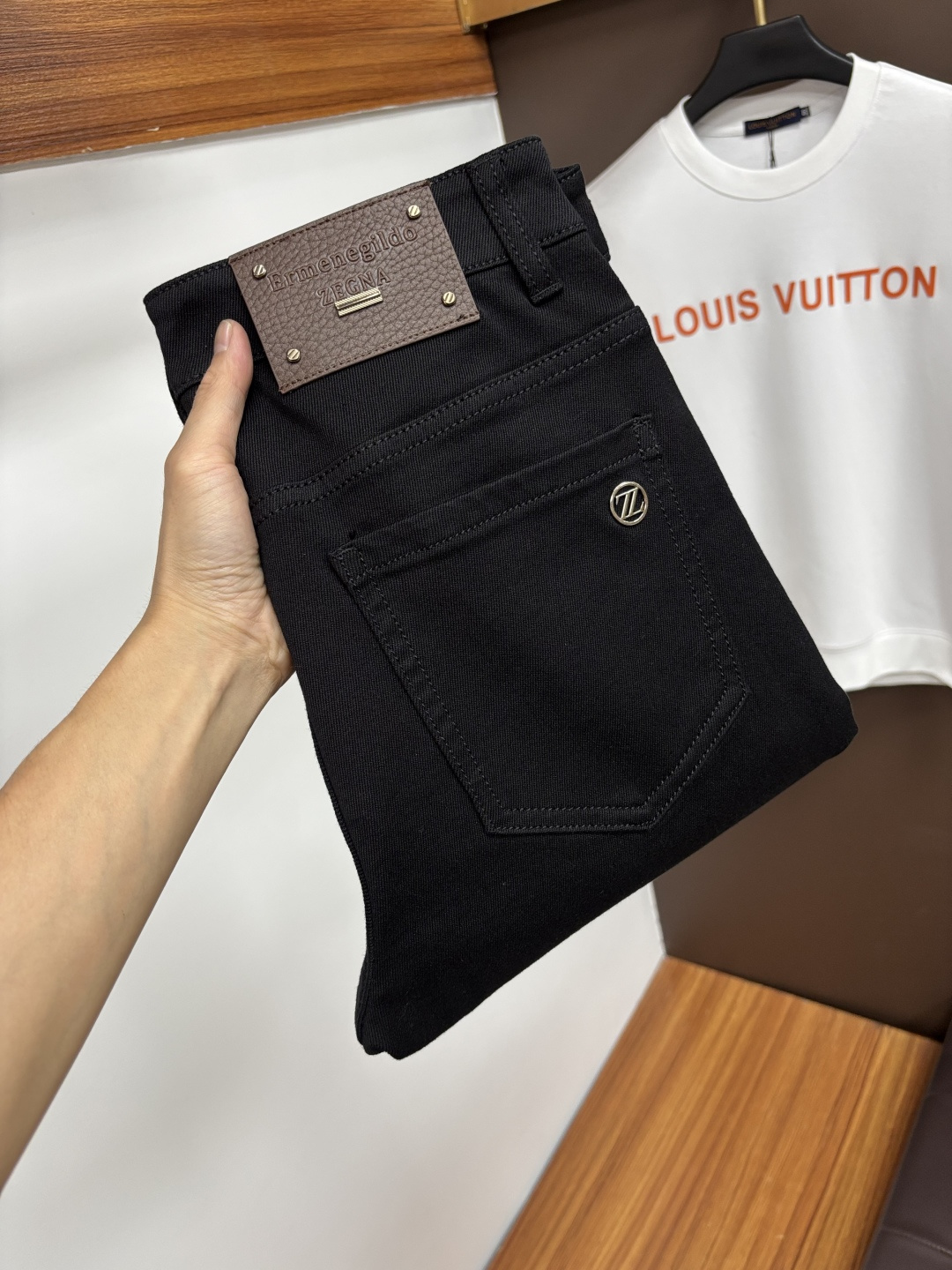 NO:600529,Ermenegildo Zegna's 2025 autumn latest jeans are stress-free to enter and leave the store. Best-selling models in the counter. Shared taste and value. Very comfortable to wear. Low-key yet luxurious. Very classy to wear. Needless to say the trousers style and cut. The upper body is exquisite and vivid. Real first-class top quality. Really top-level casual pants, using Turkish cotton to produce the most famous denim. Excellent quality. Heavy washing makes the pants very soft. Straight-leg version.  Don't be picky, the upper body is absolutely stylish QD25 is extremely luxurious!  Size 29-38,,zegna,jeans,alexander wang19860909杰尼亚 2025年秋季最新品牛仔裤出入专卖店无压力 专柜热销款 品味与价值共享 身穿着非常舒适 低调不失奢华 穿出去非常有档次,裤型款式和裁剪亦无需多言 上身精致跃然.真正一等一顶级质料 真正殿堂级的休闲裤,选用土耳其的棉花 生产出最有名的单宁布 品质卓然 经过重水洗使得裤子很柔软 直脚的版型 不挑人 上身绝对的有型 QD25 极度奢华！尺码29-38,,zegna,jeans,alexander wang,Men's clothing