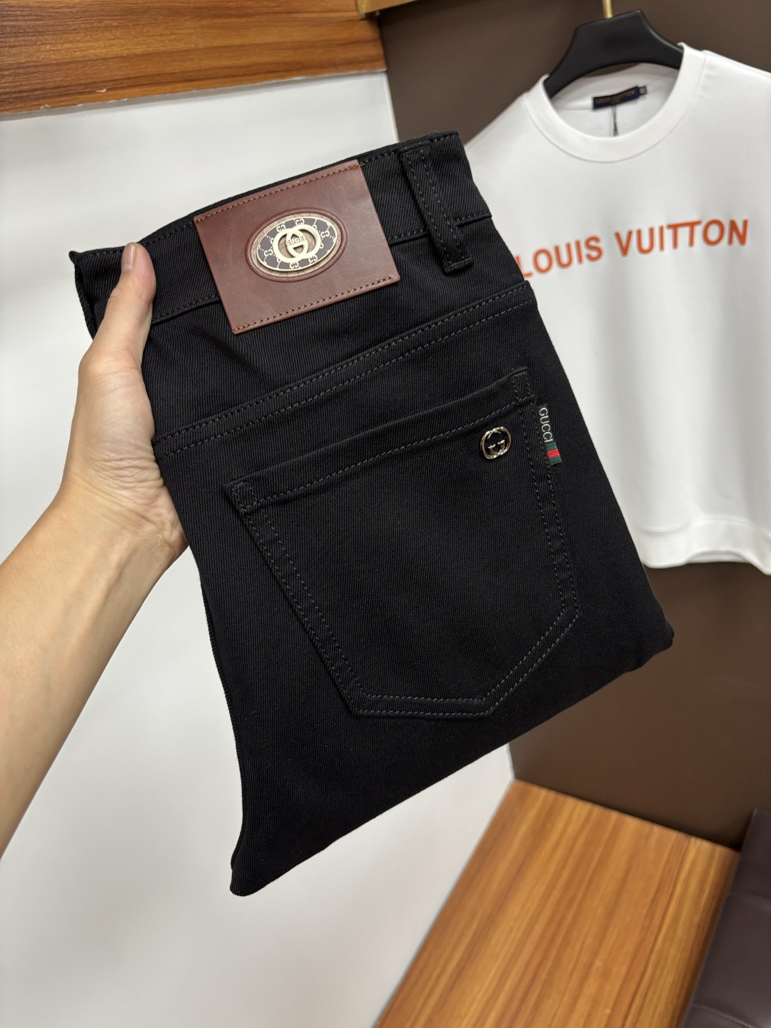 NO:600532,Gucci's latest 2025 autumn jeans are stress-free in and out of the store. Best-selling models in the counter. Shared taste and value. Very comfortable to wear. Low-key yet luxurious. Very classy to wear. Needless to say the trousers style and cut. The upper body is exquisite and vivid. Real first-class top quality materials. Really palace-level casual pants, using Turkish cotton to produce the most famous denim. Excellent quality. Heavy washing makes the pants very soft. Straight-leg version.  Don't be picky, the upper body is absolutely stylish QD25 is extremely luxurious!  Size 29-38,,jeans,alexander wang19860909古奇 2025年秋季最新品牛仔裤出入专卖店无压力 专柜热销款 品味与价值共享 身穿着非常舒适 低调不失奢华 穿出去非常有档次,裤型款式和裁剪亦无需多言 上身精致跃然.真正一等一顶级质料 真正殿堂级的休闲裤,选用土耳其的棉花 生产出最有名的单宁布 品质卓然 经过重水洗使得裤子很柔软 直脚的版型 不挑人 上身绝对的有型 QD25 极度奢华！尺码29-38,,jeans,alexander wang,Men's clothing