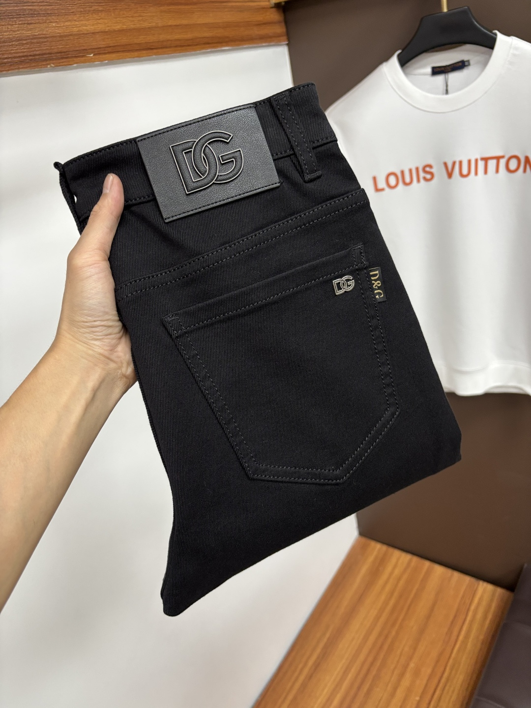 NO:600535,DG's latest 2025 autumn jeans are stress-free when entering and leaving the store. Best-selling models in the counter. Shared taste and value. Very comfortable to wear. Low-key yet luxurious. Very classy to wear. Needless to say the trousers style and cut. The upper body is exquisite and vivid. Real first-class top quality materials. Really top-level casual pants, using Turkish cotton. The most famous denim is produced. The quality is outstanding. After heavy washing, the pants are very soft. The straight-leg shape is not picky.  The upper body is absolutely stylish QD25 is extremely luxurious!  Size 29-38,,jeans,alexander wang19860909DG 2025年秋季最新品牛仔裤出入专卖店无压力 专柜热销款 品味与价值共享 身穿着非常舒适 低调不失奢华 穿出去非常有档次,裤型款式和裁剪亦无需多言 上身精致跃然.真正一等一顶级质料 真正殿堂级的休闲裤,选用土耳其的棉花 生产出最有名的单宁布 品质卓然 经过重水洗使得裤子很柔软 直脚的版型 不挑人 上身绝对的有型 QD25 极度奢华！尺码29-38,,jeans,alexander wang,Men's clothing