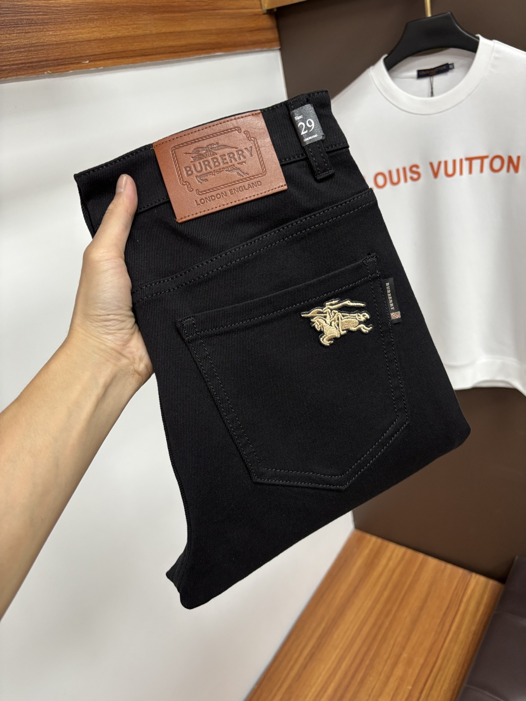 NO:601638,Burberry's latest autumn jeans are stress-free in and out of the store. The best-selling models in the counter share taste and value. They are very comfortable to wear. Low-key yet luxurious. They are very classy to wear. Needless to say the style and cut of the pants. The upper body is exquisite and vivid. Really first-class and top-quality materials. Really top-level casual pants, using Turkish cotton. The most famous denim is produced. The quality is outstanding. After heavy washing, the pants are very soft. The straight-leg shape is not picky.  The upper body is absolutely stylish QD25 is extremely luxurious!  Size 29-38,,burberry,jeans,alexander wang19860909巴宝莉 年秋季最新品牛仔裤出入专卖店无压力 专柜热销款 品味与价值共享 身穿着非常舒适 低调不失奢华 穿出去非常有档次,裤型款式和裁剪亦无需多言 上身精致跃然.真正一等一顶级质料 真正殿堂级的休闲裤,选用土耳其的棉花 生产出最有名的单宁布 品质卓然 经过重水洗使得裤子很柔软 直脚的版型 不挑人 上身绝对的有型 QD25 极度奢华！尺码29-38,,burberry,jeans,alexander wang,Men's clothing