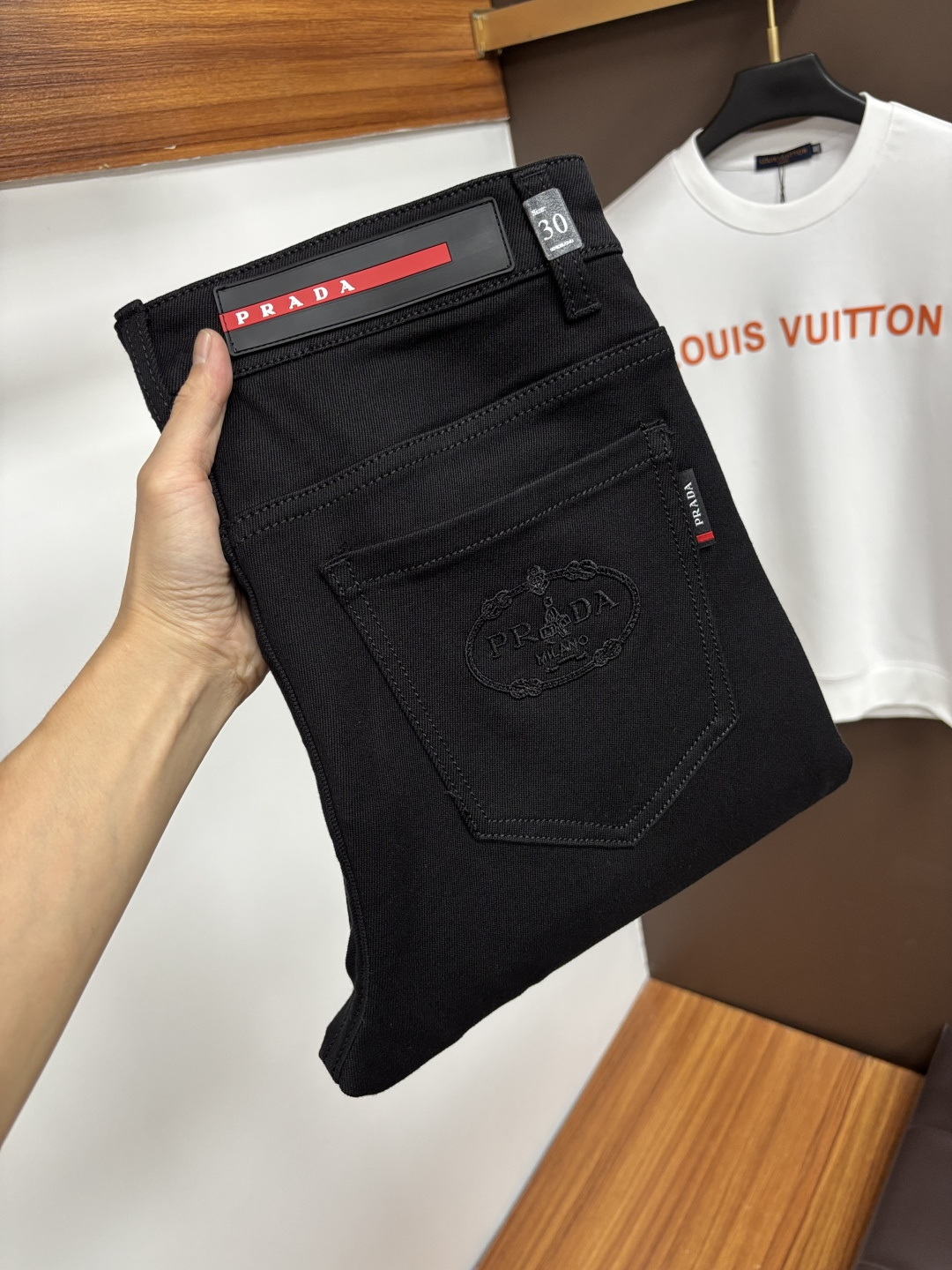 NO:601641,Prada's latest autumn jeans are stress-free when entering and exiting the store. Best-selling models in the counter. Shared taste and value. Very comfortable to wear. Low-key yet luxurious. Very classy to wear. Needless to say the trousers style and cut. The upper body is exquisite and vivid. Really first-class and top-quality materials. Really top-level casual pants, using Turkish cotton. The most famous denim is produced. The quality is outstanding. After heavy washing, the pants are very soft. The straight-leg version is not picky.  The upper body is absolutely stylish QD25 is extremely luxurious!  Size 29-38,,prada,jeans,alexander wang19860909普拉达 年秋季最新品牛仔裤出入专卖店无压力 专柜热销款 品味与价值共享 身穿着非常舒适 低调不失奢华 穿出去非常有档次,裤型款式和裁剪亦无需多言 上身精致跃然.真正一等一顶级质料 真正殿堂级的休闲裤,选用土耳其的棉花 生产出最有名的单宁布 品质卓然 经过重水洗使得裤子很柔软 直脚的版型 不挑人 上身绝对的有型 QD25 极度奢华！尺码29-38,,prada,jeans,alexander wang,Men's clothing