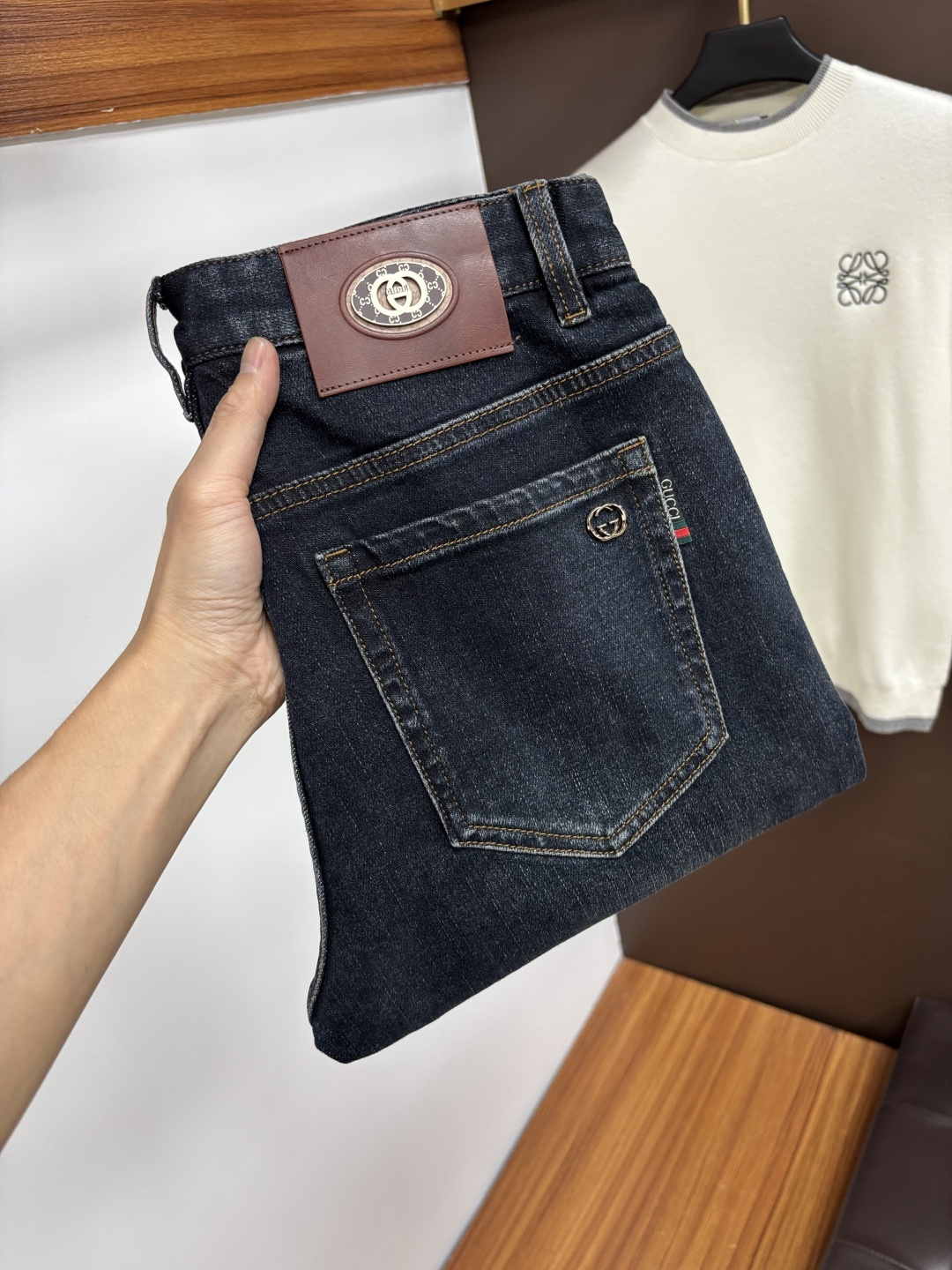 NO:601644,Gucci's latest autumn jeans are stress-free when entering and exiting the store. Best-selling models in the counter. Shared taste and value. Very comfortable to wear. Low-key yet luxurious. Very classy to wear. Needless to say the trousers style and cut. The upper body is exquisite and vivid. Really first-class and top-quality materials. Really top-level casual pants, using Turkish cotton. The most famous denim is produced. The quality is outstanding. After heavy washing, the pants are very soft. The straight-leg version is not picky.  The upper body is absolutely stylish QD25 is extremely luxurious!  Size 29-38,,jeans,alexander wang19860909古奇 年秋季最新品牛仔裤出入专卖店无压力 专柜热销款 品味与价值共享 身穿着非常舒适 低调不失奢华 穿出去非常有档次,裤型款式和裁剪亦无需多言 上身精致跃然.真正一等一顶级质料 真正殿堂级的休闲裤,选用土耳其的棉花 生产出最有名的单宁布 品质卓然 经过重水洗使得裤子很柔软 直脚的版型 不挑人 上身绝对的有型 QD25 极度奢华！尺码29-38,,jeans,alexander wang,Men's clothing