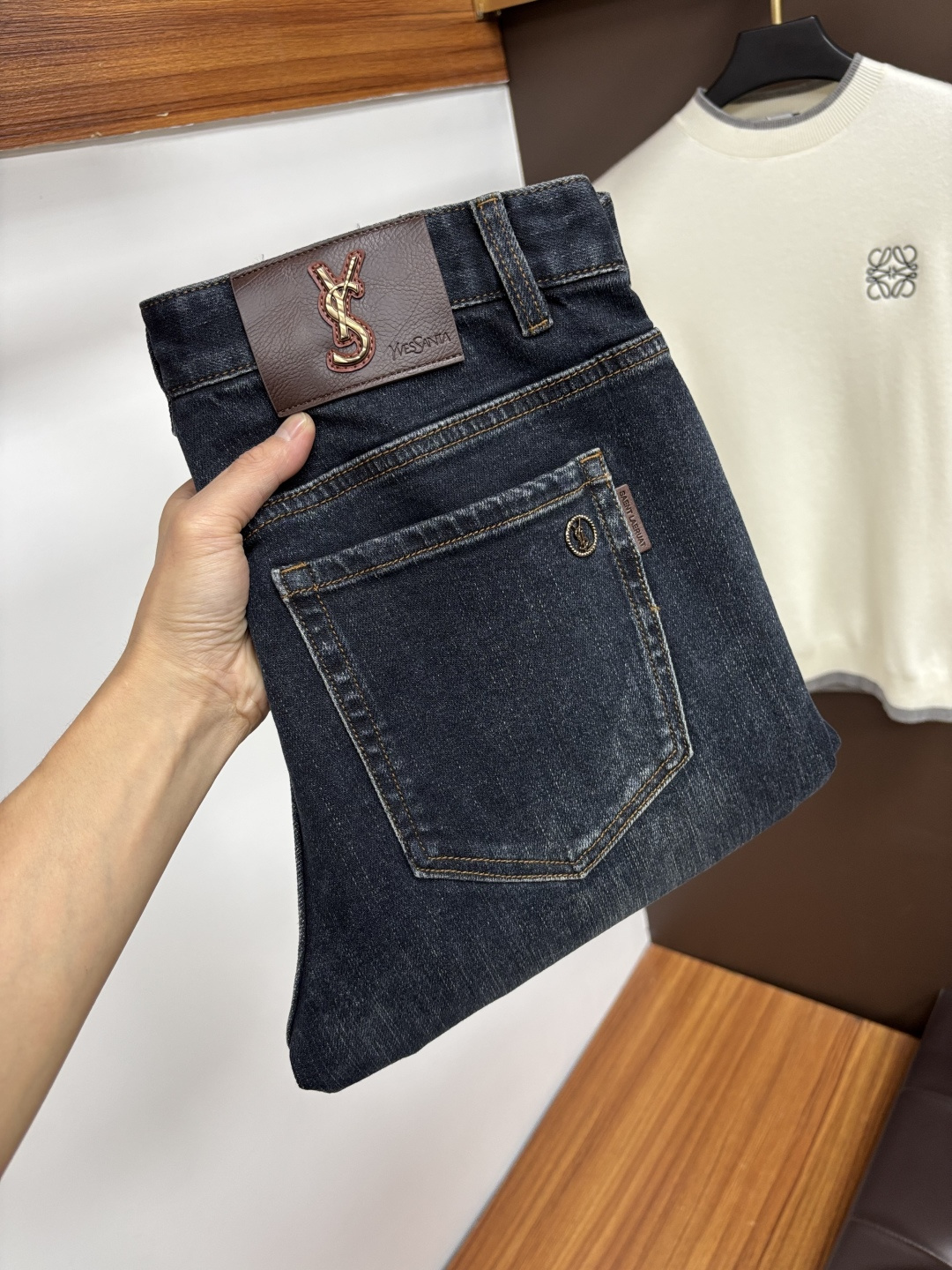 NO:601618,Yves Saint Laurent's latest autumn jeans are stress-free when entering and leaving the store. Best-selling models in the counter. Shared taste and value. Very comfortable to wear. Low-key yet luxurious. Very classy to wear. Needless to say the trousers style and cut. The upper body is exquisite and vivid. Really first-class and top-quality materials. Really top-level casual pants, using Turkish cotton. The most famous denim fabric is produced. The quality is outstanding. After heavy washing, the pants are very soft. The straight-leg version is not picky.  The upper body is absolutely stylish QD25 is extremely luxurious!  Size 29-38,,saint laurent,jeans,alexander wang19860909圣罗兰 年秋季最新品牛仔裤出入专卖店无压力 专柜热销款 品味与价值共享 身穿着非常舒适 低调不失奢华 穿出去非常有档次,裤型款式和裁剪亦无需多言 上身精致跃然.真正一等一顶级质料 真正殿堂级的休闲裤,选用土耳其的棉花 生产出最有名的单宁布 品质卓然 经过重水洗使得裤子很柔软 直脚的版型 不挑人 上身绝对的有型 QD25 极度奢华！尺码29-38,,saint laurent,jeans,alexander wang,Men's clothing