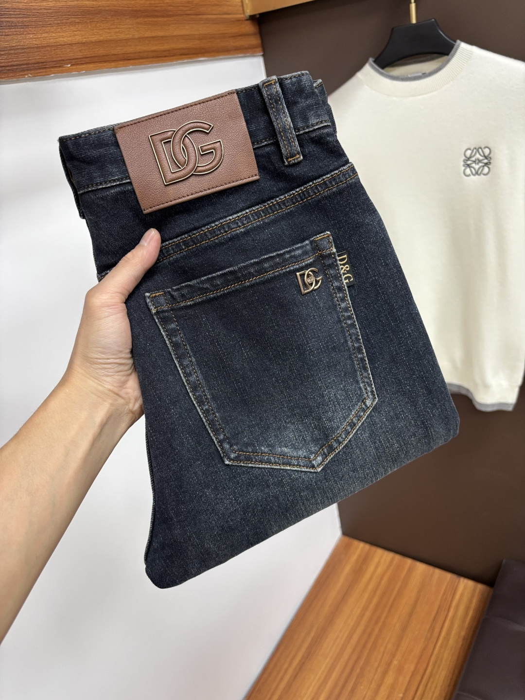 NO:601621,DG's latest autumn jeans are stress-free when entering and leaving the store. Best-selling models in the counter. Shared taste and value. Very comfortable to wear. Low-key yet luxurious. Very classy to wear. Needless to say the trousers style and cut. The upper body is exquisite and vivid. Really first-class and top-quality materials. Truly palace-level casual pants, using Turkish cotton. The most famous denim fabric is produced. The quality is outstanding. After heavy washing, the pants are very soft. The straight-leg version is not picky.  The upper body is absolutely stylish QD25 is extremely luxurious!  Size 29-38,,jeans,alexander wang19860909DG 年秋季最新品牛仔裤出入专卖店无压力 专柜热销款 品味与价值共享 身穿着非常舒适 低调不失奢华 穿出去非常有档次,裤型款式和裁剪亦无需多言 上身精致跃然.真正一等一顶级质料 真正殿堂级的休闲裤,选用土耳其的棉花 生产出最有名的单宁布 品质卓然 经过重水洗使得裤子很柔软 直脚的版型 不挑人 上身绝对的有型 QD25 极度奢华！尺码29-38,,jeans,alexander wang,Men's clothing