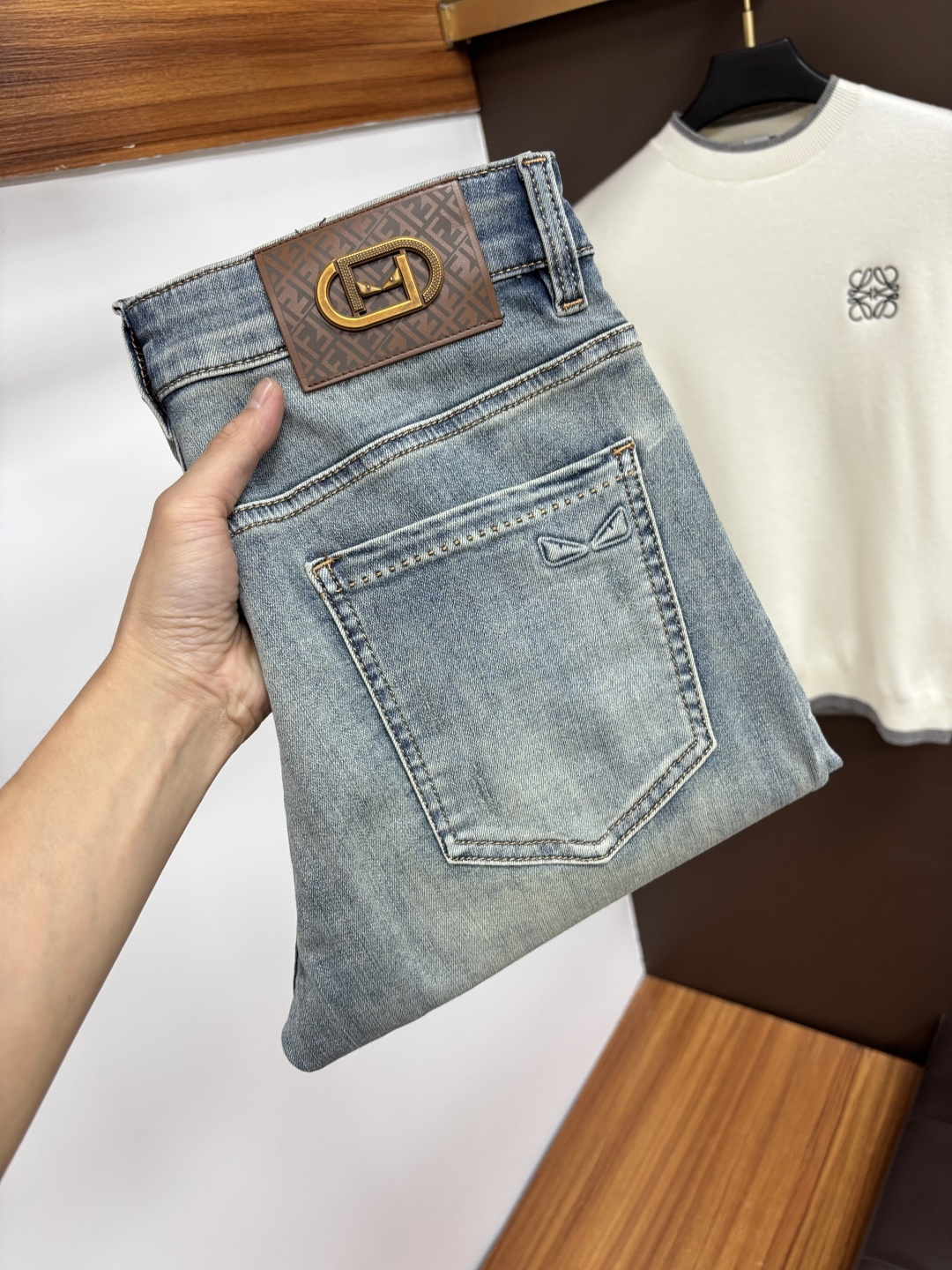 NO:601624,Fendi's latest autumn jeans are stress-free when entering and leaving the store. Best-selling models in the counter. Shared taste and value. Very comfortable to wear. Low-key yet luxurious. Very classy to wear. Needless to say the trousers style and cut. The upper body is exquisite and vivid. Really first-class and top-quality materials. Really top-level casual pants, using Turkish cotton. The most famous denim is produced. The quality is outstanding. After heavy washing, the pants are very soft. The straight-leg version is not picky.  The upper body is absolutely stylish QD25 is extremely luxurious!  Size 29-38,,fendi,jeans,alexander wang19860909芬迪 年秋季最新品牛仔裤出入专卖店无压力 专柜热销款 品味与价值共享 身穿着非常舒适 低调不失奢华 穿出去非常有档次,裤型款式和裁剪亦无需多言 上身精致跃然.真正一等一顶级质料 真正殿堂级的休闲裤,选用土耳其的棉花 生产出最有名的单宁布 品质卓然 经过重水洗使得裤子很柔软 直脚的版型 不挑人 上身绝对的有型 QD25 极度奢华！尺码29-38,,fendi,jeans,alexander wang,Men's clothing