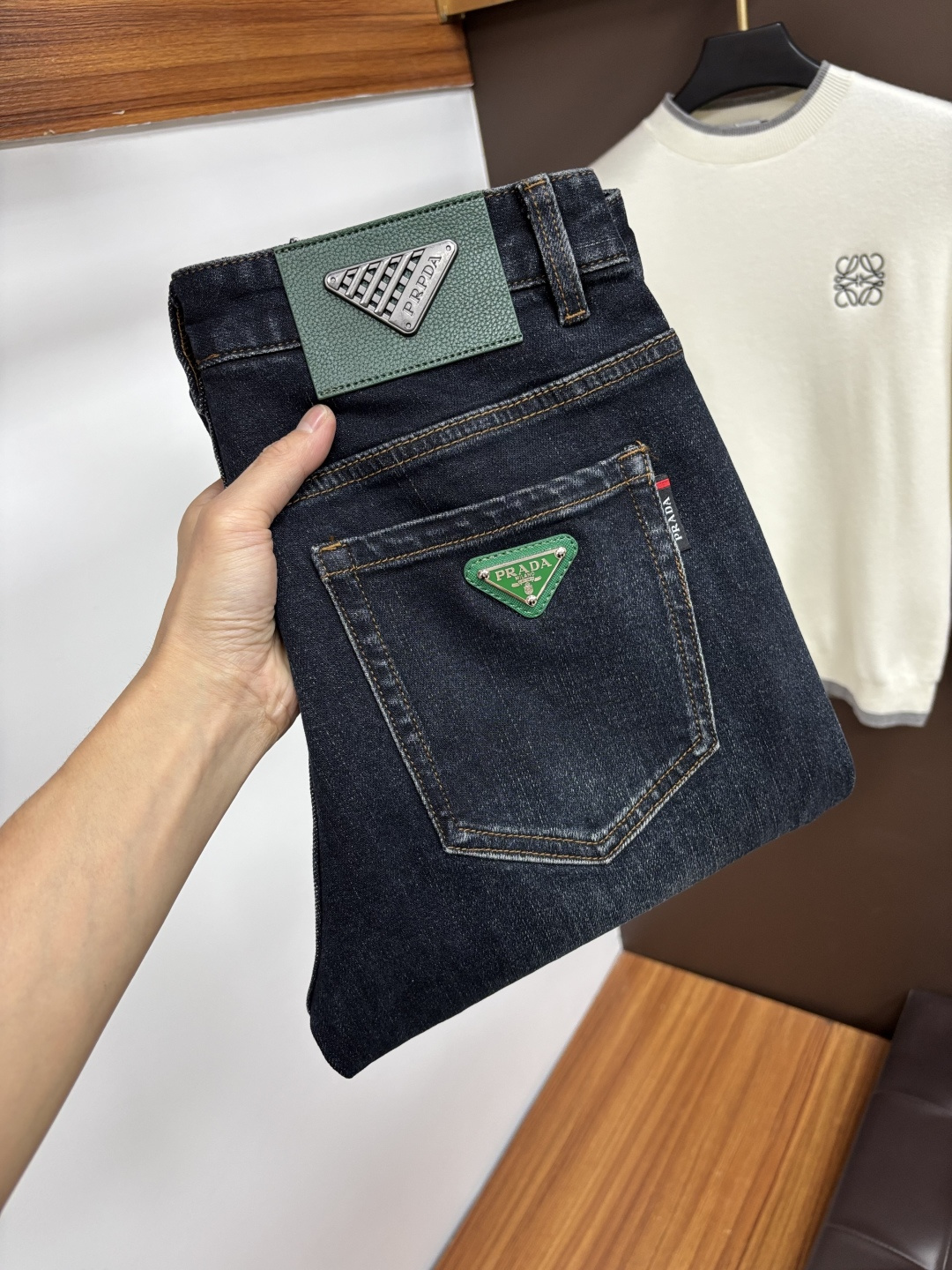 NO:601627,Prada's latest autumn jeans are stress-free when entering and exiting the store. Best-selling models in the counter. Shared taste and value. Very comfortable to wear. Low-key yet luxurious. Very classy to wear. Needless to say the trousers style and cut. The upper body is exquisite and vivid. Really first-class and top-quality materials. Really top-level casual pants, using Turkish cotton. The most famous denim is produced. The quality is outstanding. After heavy washing, the pants are very soft. The straight-leg version is not picky.  The upper body is absolutely stylish QD25 is extremely luxurious!  Size 29-38,,prada,jeans,alexander wang19860909普拉达 年秋季最新品牛仔裤出入专卖店无压力 专柜热销款 品味与价值共享 身穿着非常舒适 低调不失奢华 穿出去非常有档次,裤型款式和裁剪亦无需多言 上身精致跃然.真正一等一顶级质料 真正殿堂级的休闲裤,选用土耳其的棉花 生产出最有名的单宁布 品质卓然 经过重水洗使得裤子很柔软 直脚的版型 不挑人 上身绝对的有型 QD25 极度奢华！尺码29-38,,prada,jeans,alexander wang,Men's clothing