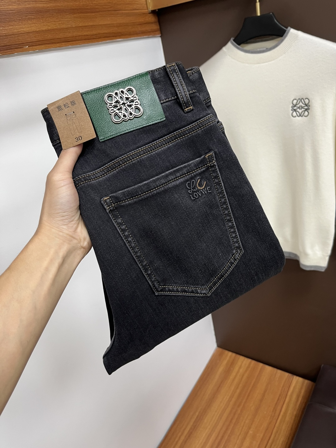 NO:614544,Loewe's 2025 autumn latest jeans are stress-free in the store. Best-selling models in the counter. Taste and value are shared. Very comfortable to wear. Low-key yet luxurious. Very classy to wear. Needless to say the trousers style and cut. The upper body is exquisite and vivid. Real first-class top quality. Really palace-level casual pants, using Turkish cotton to produce the most famous denim. Excellent quality. Heavy washing makes the pants very soft. Straight-leg version.  Don't be picky, the upper body is absolutely stylish QD25 is extremely luxurious!  Size 29-38,,loewe,jeans,alexander wang19860909罗意威 2025年秋季最新品牛仔裤出入专卖店无压力 专柜热销款 品味与价值共享 身穿着非常舒适 低调不失奢华 穿出去非常有档次,裤型款式和裁剪亦无需多言 上身精致跃然.真正一等一顶级质料 真正殿堂级的休闲裤,选用土耳其的棉花 生产出最有名的单宁布 品质卓然 经过重水洗使得裤子很柔软 直脚的版型 不挑人 上身绝对的有型 QD25 极度奢华！尺码29-38,,loewe,jeans,alexander wang,Men's clothing