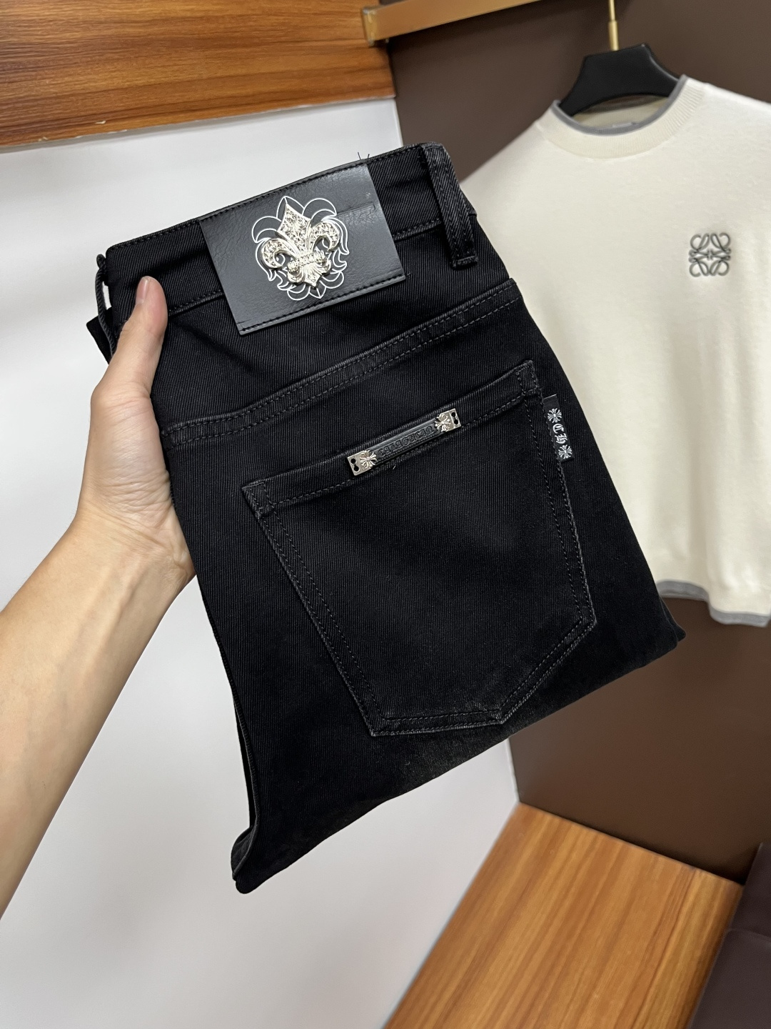 NO:614550,Kroxin's latest jeans in the fall of 2025 are stress-free when entering and leaving the store. Best-selling models in the counter. Taste and value are shared. Very comfortable to wear. Low-key yet luxurious. Very classy to wear. Needless to say the trousers style and cut. The upper body is exquisite and lively. Real first-class top quality materials. Really palace-level casual pants, using Turkish cotton. The most famous denim fabric is produced. The quality is outstanding. After heavy washing, the pants are very soft. Straight-leg version.  Don't be picky, the upper body is absolutely stylish QD25 is extremely luxurious!  Size 29-38,,chrome hearts,jeans,alexander wang19860909克罗心 2025年秋季最新品牛仔裤出入专卖店无压力 专柜热销款 品味与价值共享 身穿着非常舒适 低调不失奢华 穿出去非常有档次,裤型款式和裁剪亦无需多言 上身精致跃然.真正一等一顶级质料 真正殿堂级的休闲裤,选用土耳其的棉花 生产出最有名的单宁布 品质卓然 经过重水洗使得裤子很柔软 直脚的版型 不挑人 上身绝对的有型 QD25 极度奢华！尺码29-38,,chrome hearts,jeans,alexander wang,Men's clothing