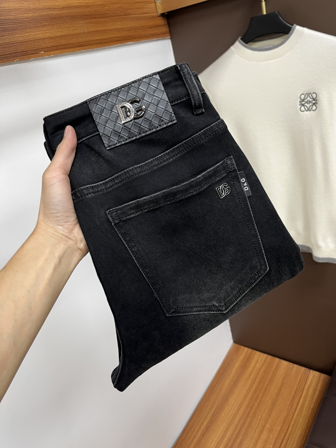 NO:612555,DG's latest 2025 autumn jeans are stress-free when entering and leaving the store. Best-selling models in the counter. Shared taste and value. Very comfortable to wear. Low-key yet luxurious. Very classy to wear. Needless to say the trousers style and cut. The upper body is exquisite and vivid. Real first-class top quality materials. Really top-level casual pants, using Turkish cotton. The most famous denim is produced. The quality is outstanding. After heavy washing, the pants are very soft. The straight-leg shape is not picky.  The upper body is absolutely stylish QD25 is extremely luxurious!  Size 29-38,,jeans,alexander wang19860909DG 2025年秋季最新品牛仔裤出入专卖店无压力 专柜热销款 品味与价值共享 身穿着非常舒适 低调不失奢华 穿出去非常有档次,裤型款式和裁剪亦无需多言 上身精致跃然.真正一等一顶级质料 真正殿堂级的休闲裤,选用土耳其的棉花 生产出最有名的单宁布 品质卓然 经过重水洗使得裤子很柔软 直脚的版型 不挑人 上身绝对的有型 QD25 极度奢华！尺码29-38,,jeans,alexander wang,Men's clothing