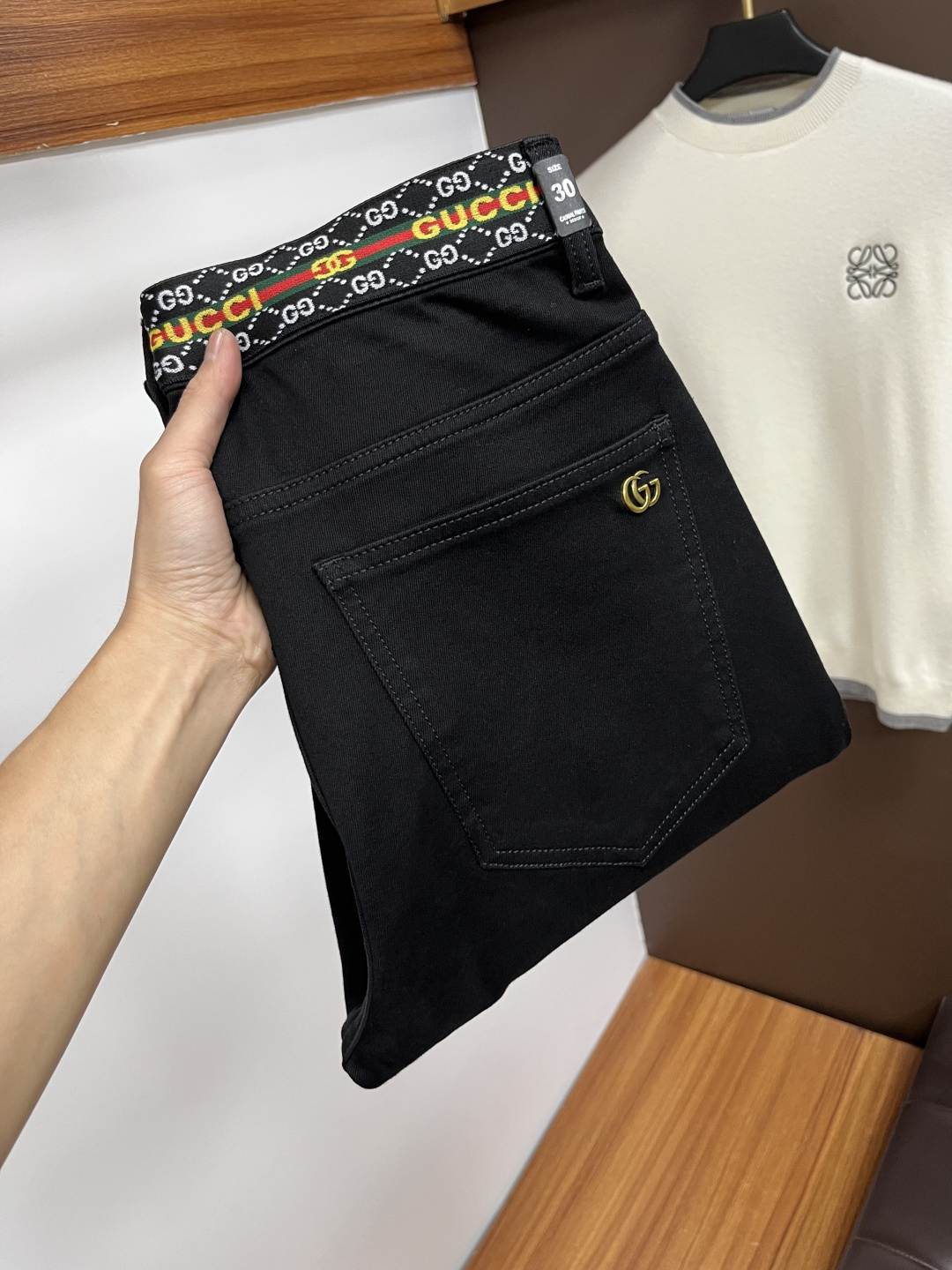 NO:612559,Gucci's latest 2025 autumn jeans are stress-free in and out of the store. Best-selling models in the counter. Shared taste and value. Very comfortable to wear. Low-key yet luxurious. Very classy to wear. Needless to say the trousers style and cut. The upper body is exquisite and vivid. Real first-class top quality materials. Really palace-level casual pants, using Turkish cotton to produce the most famous denim. Excellent quality. Heavy washing makes the pants very soft. Straight-leg version.  Don't be picky, the upper body is absolutely stylish QD25 is extremely luxurious!  Size 29-38,,jeans,alexander wang19860909古奇 2025年秋季最新品牛仔裤出入专卖店无压力 专柜热销款 品味与价值共享 身穿着非常舒适 低调不失奢华 穿出去非常有档次,裤型款式和裁剪亦无需多言 上身精致跃然.真正一等一顶级质料 真正殿堂级的休闲裤,选用土耳其的棉花 生产出最有名的单宁布 品质卓然 经过重水洗使得裤子很柔软 直脚的版型 不挑人 上身绝对的有型 QD25 极度奢华！尺码29-38,,jeans,alexander wang,Men's clothing
