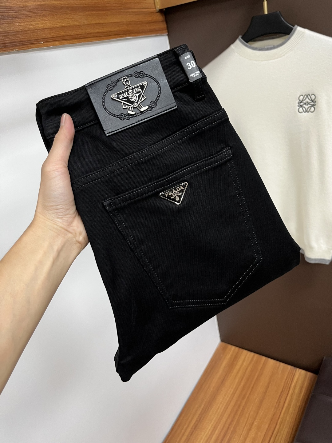 NO:612514,Prada's latest 2025 autumn jeans are stress-free in the store. Best-selling models in the counter. Taste and value are shared. Very comfortable to wear. Low-key yet luxurious. Very classy to wear. Needless to say the trousers style and cut. The upper body is exquisite and vivid. Real first-class top quality materials. Really palace-level casual pants, using Turkish cotton to produce the most famous denim. Excellent quality. Heavy washing makes the pants very soft. Straight-footed version.  Don't be picky, the upper body is absolutely stylish QD25 is extremely luxurious!  Size 29-38,,prada,jeans,alexander wang19860909普拉达 2025年秋季最新品牛仔裤出入专卖店无压力 专柜热销款 品味与价值共享 身穿着非常舒适 低调不失奢华 穿出去非常有档次,裤型款式和裁剪亦无需多言 上身精致跃然.真正一等一顶级质料 真正殿堂级的休闲裤,选用土耳其的棉花 生产出最有名的单宁布 品质卓然 经过重水洗使得裤子很柔软 直脚的版型 不挑人 上身绝对的有型 QD25 极度奢华！尺码29-38,,prada,jeans,alexander wang,Men's clothing