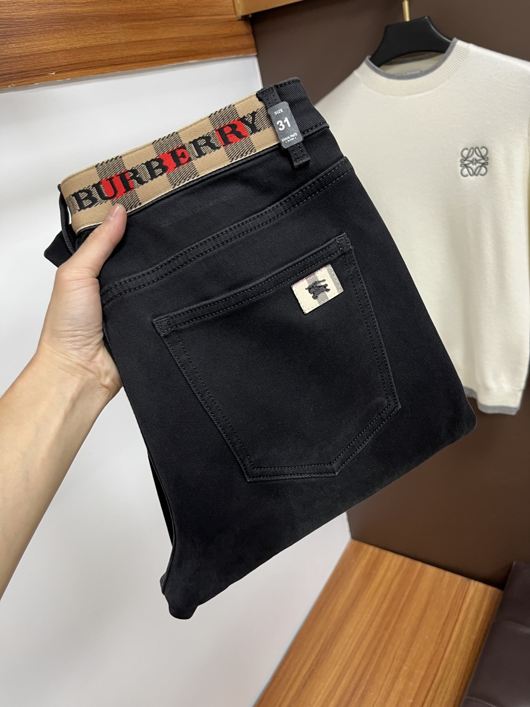 NO:610378,Burberry's 2025 autumn latest jeans are stress-free when entering and leaving the store. Best-selling models in the counter. Taste and value are shared. Very comfortable to wear. Low-key yet luxurious. Very classy to wear. Needless to say the trousers style and cut. The upper body is exquisite and vivid. Real first-class top quality. Really palace-level casual pants, using Turkish cotton to produce the most famous denim. Excellent quality. Heavy washing makes the pants very soft. Straight-footed version.  Don't be picky, the upper body is absolutely stylish QD25 is extremely luxurious!  Size 29-38,,burberry,jeans,alexander wang19860909巴宝莉 2025年秋季最新品牛仔裤出入专卖店无压力 专柜热销款 品味与价值共享 身穿着非常舒适 低调不失奢华 穿出去非常有档次,裤型款式和裁剪亦无需多言 上身精致跃然.真正一等一顶级质料 真正殿堂级的休闲裤,选用土耳其的棉花 生产出最有名的单宁布 品质卓然 经过重水洗使得裤子很柔软 直脚的版型 不挑人 上身绝对的有型 QD25 极度奢华！尺码29-38,,burberry,jeans,alexander wang,Men's clothing