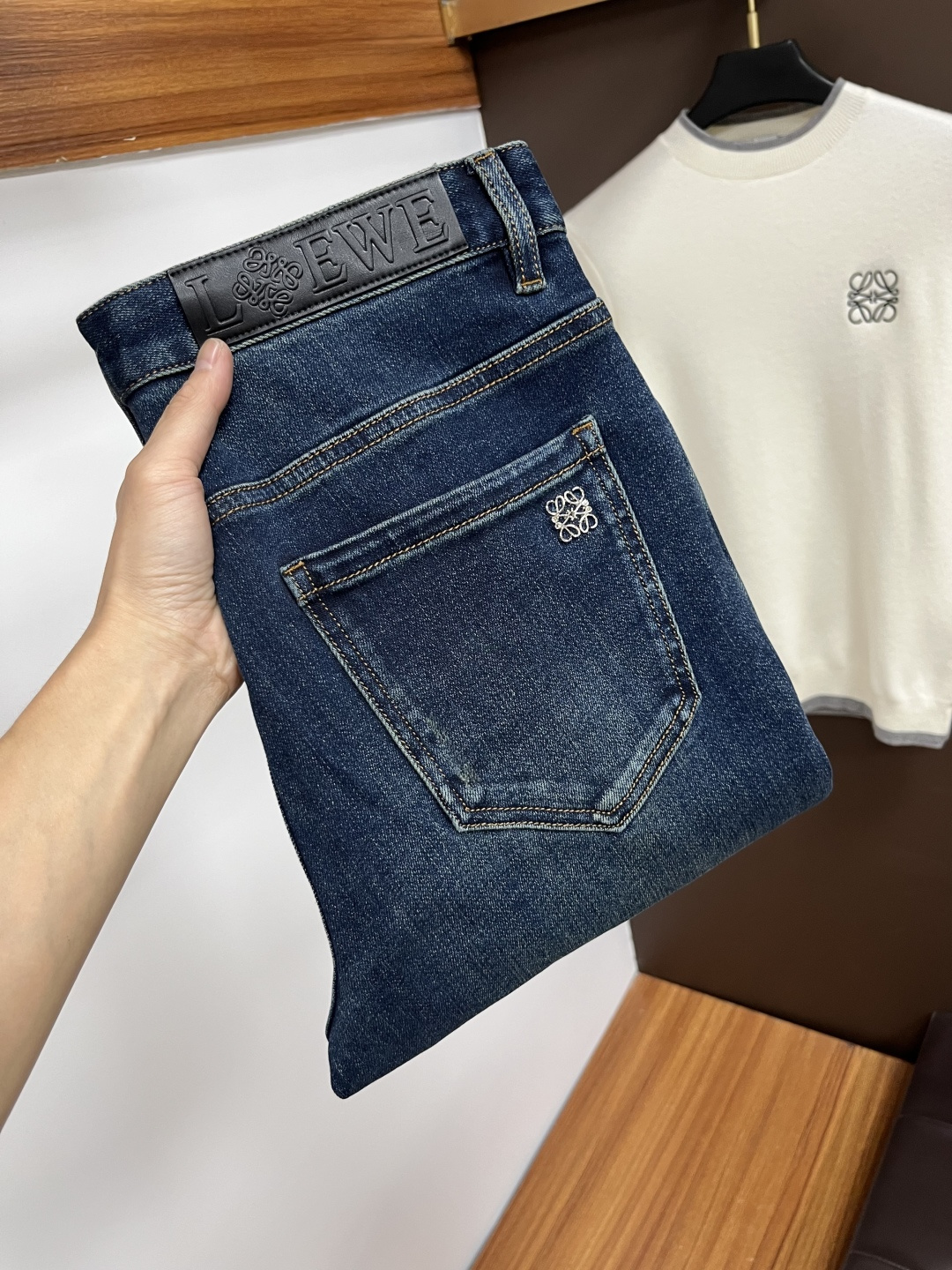 NO:610266,Loewe's 2025 autumn latest jeans are stress-free in the store. Best-selling models in the counter. Taste and value are shared. Very comfortable to wear. Low-key yet luxurious. Very classy to wear. Needless to say the trousers style and cut. The upper body is exquisite and vivid. Real first-class top quality. Really palace-level casual pants, using Turkish cotton to produce the most famous denim. Excellent quality. Heavy washing makes the pants very soft. Straight-leg version.  Don't be picky, the upper body is absolutely stylish QD25 is extremely luxurious!  Size 29-38,,loewe,jeans,alexander wang19860909罗意威 2025年秋季最新品牛仔裤出入专卖店无压力 专柜热销款 品味与价值共享 身穿着非常舒适 低调不失奢华 穿出去非常有档次,裤型款式和裁剪亦无需多言 上身精致跃然.真正一等一顶级质料 真正殿堂级的休闲裤,选用土耳其的棉花 生产出最有名的单宁布 品质卓然 经过重水洗使得裤子很柔软 直脚的版型 不挑人 上身绝对的有型 QD25 极度奢华！尺码29-38,,loewe,jeans,alexander wang,Men's clothing