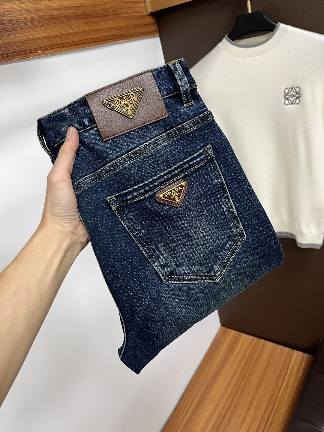 NO:608078,Prada's latest 2025 autumn jeans are stress-free in the store. Best-selling models in the counter. Taste and value are shared. Very comfortable to wear. Low-key yet luxurious. Very classy to wear. Needless to say the trousers style and cut. The upper body is exquisite and vivid. Real first-class top quality materials. Really palace-level casual pants, using Turkish cotton to produce the most famous denim. Excellent quality. Heavy washing makes the pants very soft. Straight-footed version.  Don't be picky, the upper body is absolutely stylish QD25 is extremely luxurious!  Size 29-38,,prada,jeans,alexander wang19860909普拉达 2025年秋季最新品牛仔裤出入专卖店无压力 专柜热销款 品味与价值共享 身穿着非常舒适 低调不失奢华 穿出去非常有档次,裤型款式和裁剪亦无需多言 上身精致跃然.真正一等一顶级质料 真正殿堂级的休闲裤,选用土耳其的棉花 生产出最有名的单宁布 品质卓然 经过重水洗使得裤子很柔软 直脚的版型 不挑人 上身绝对的有型 QD25 极度奢华！尺码29-38,,prada,jeans,alexander wang,Men's clothing