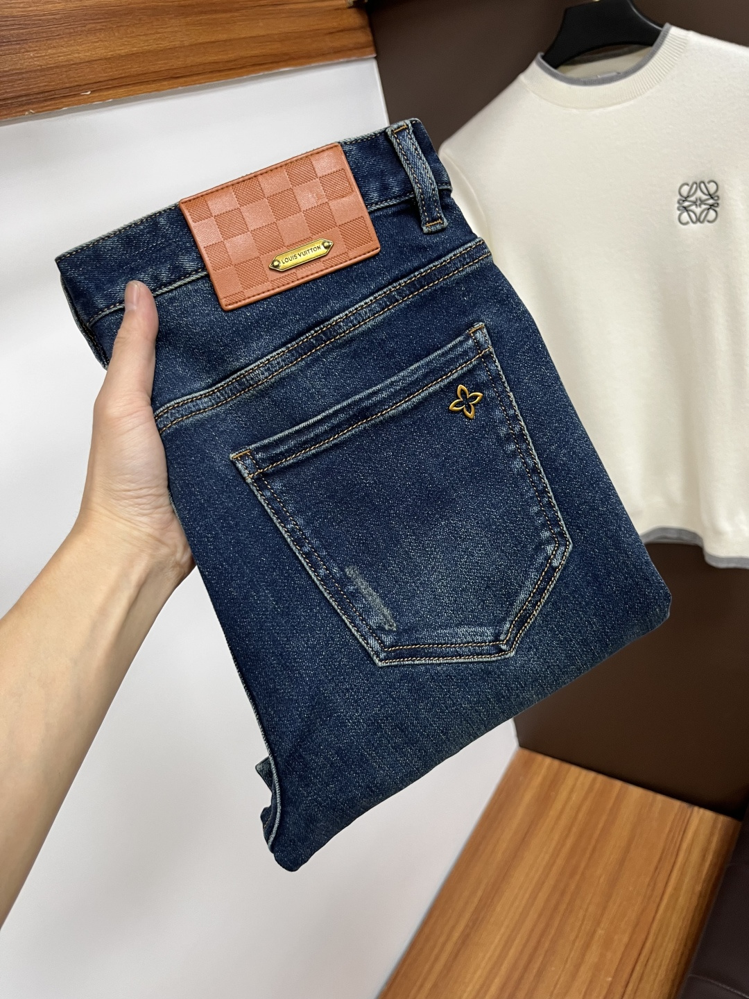 NO:608084,LV's latest 2025 autumn jeans are stress-free in and out of the store. Best-selling models in the counter. Taste and value are shared. Very comfortable to wear. Low-key yet luxurious. Very classy to wear. Needless to say the trousers style and cut. The upper body is exquisite and vivid. Real first-class top quality. Really top-level casual pants, using Turkish cotton. The most famous denim is produced. The quality is outstanding. After heavy washing, the pants are very soft. The straight-leg version is not picky.  The upper body is absolutely stylish QD25 is extremely luxurious!  Size 29-38,,louis vuitton,jeans,alexander wang19860909LV 2025年秋季最新品牛仔裤出入专卖店无压力 专柜热销款 品味与价值共享 身穿着非常舒适 低调不失奢华 穿出去非常有档次,裤型款式和裁剪亦无需多言 上身精致跃然.真正一等一顶级质料 真正殿堂级的休闲裤,选用土耳其的棉花 生产出最有名的单宁布 品质卓然 经过重水洗使得裤子很柔软 直脚的版型 不挑人 上身绝对的有型 QD25 极度奢华！尺码29-38,,louis vuitton,jeans,alexander wang,Men's clothing