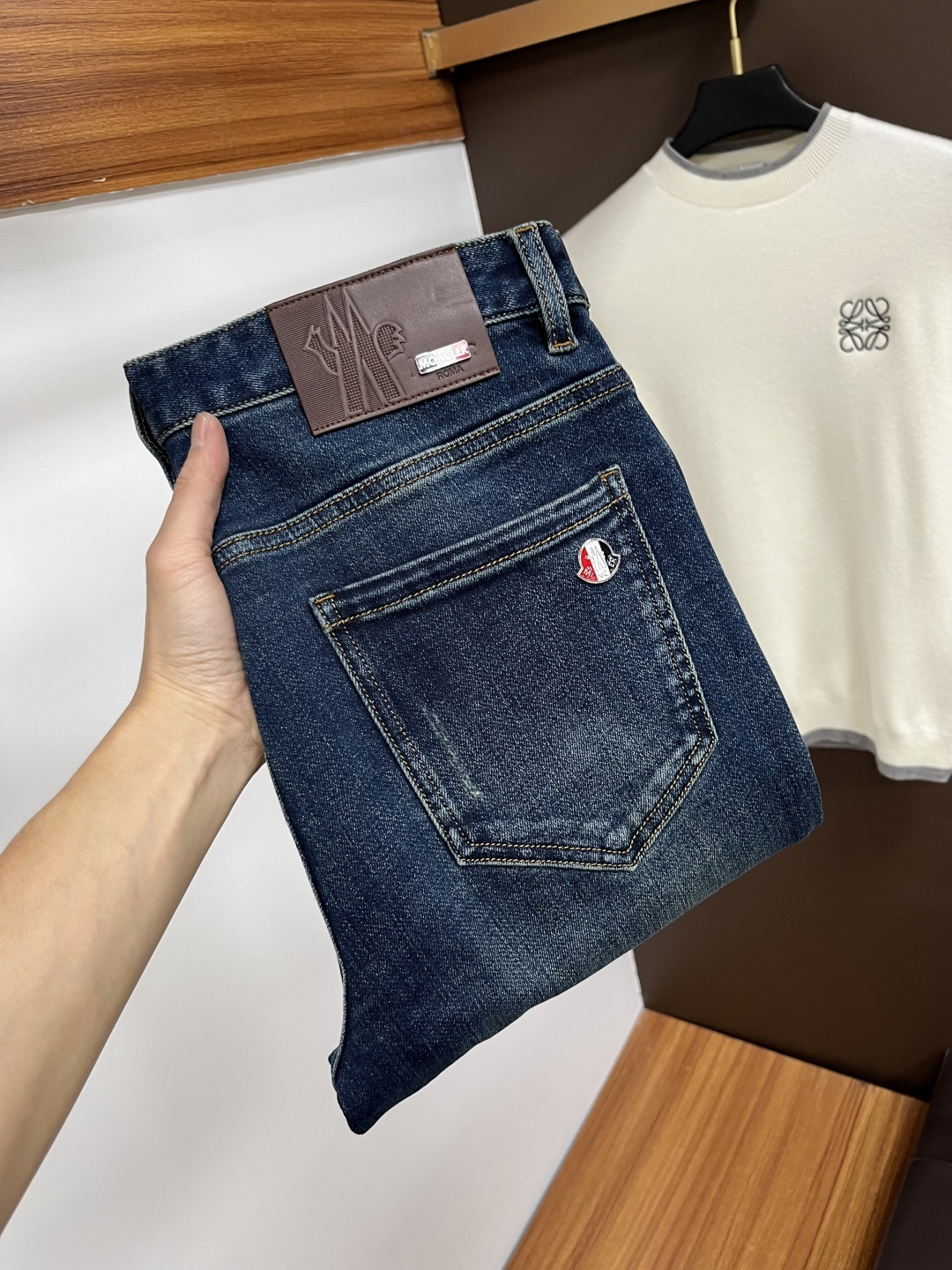 NO:608090,Mengkou 2025 autumn latest jeans, no pressure to go in and out of the store. Best-selling models in the counter. Shared taste and value. Very comfortable to wear. Low-key yet luxurious. Very classy to wear. Needless to say the trousers style and cut. The upper body is exquisite and vivid. Real first-class top quality. Really palace-level casual pants, using Turkish cotton. The most famous denim is produced. The quality is outstanding. After heavy washing, the pants are very soft. Straight-leg version.  Don't be picky, the upper body is absolutely stylish QD25 is extremely luxurious!  Size 29-38,,Moncler,jeans,alexander wang19860909蒙口 2025年秋季最新品牛仔裤出入专卖店无压力 专柜热销款 品味与价值共享 身穿着非常舒适 低调不失奢华 穿出去非常有档次,裤型款式和裁剪亦无需多言 上身精致跃然.真正一等一顶级质料 真正殿堂级的休闲裤,选用土耳其的棉花 生产出最有名的单宁布 品质卓然 经过重水洗使得裤子很柔软 直脚的版型 不挑人 上身绝对的有型 QD25 极度奢华！尺码29-38,,Moncler,jeans,alexander wang,Men's clothing