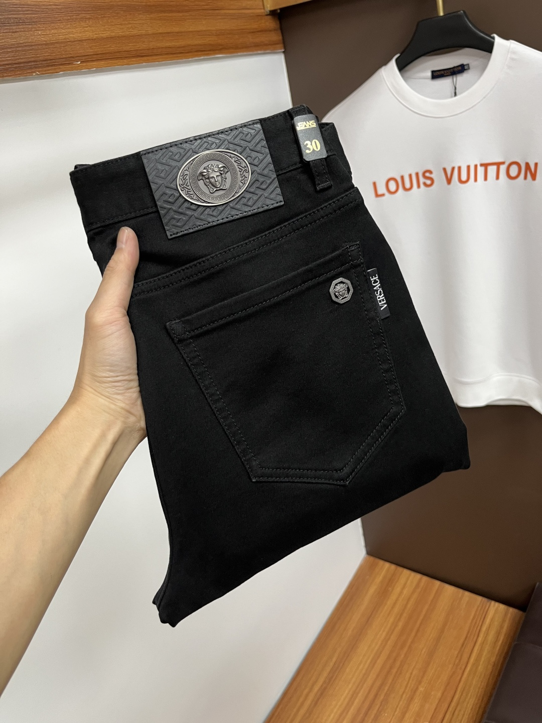 NO:608096,Versace's latest jeans in autumn 2025 are stress-free to enter and leave the store. Best-selling models in the counter. Taste and value are shared. Very comfortable to wear. Low-key yet luxurious. Very classy to wear. Needless to say the trousers style and cut. The upper body is exquisite and vivid. Real first-class top quality. Really palace-level casual pants, using Turkish cotton to produce the most famous denim. Excellent quality. Heavy washing makes the pants very soft. Straight-leg version.  Don't be picky, the upper body is absolutely stylish QD25 is extremely luxurious!  Size 29-38,,versace,jeans,alexander wang19860909范思哲 2025年秋季最新品牛仔裤出入专卖店无压力 专柜热销款 品味与价值共享 身穿着非常舒适 低调不失奢华 穿出去非常有档次,裤型款式和裁剪亦无需多言 上身精致跃然.真正一等一顶级质料 真正殿堂级的休闲裤,选用土耳其的棉花 生产出最有名的单宁布 品质卓然 经过重水洗使得裤子很柔软 直脚的版型 不挑人 上身绝对的有型 QD25 极度奢华！尺码29-38,,versace,jeans,alexander wang,Men's clothing