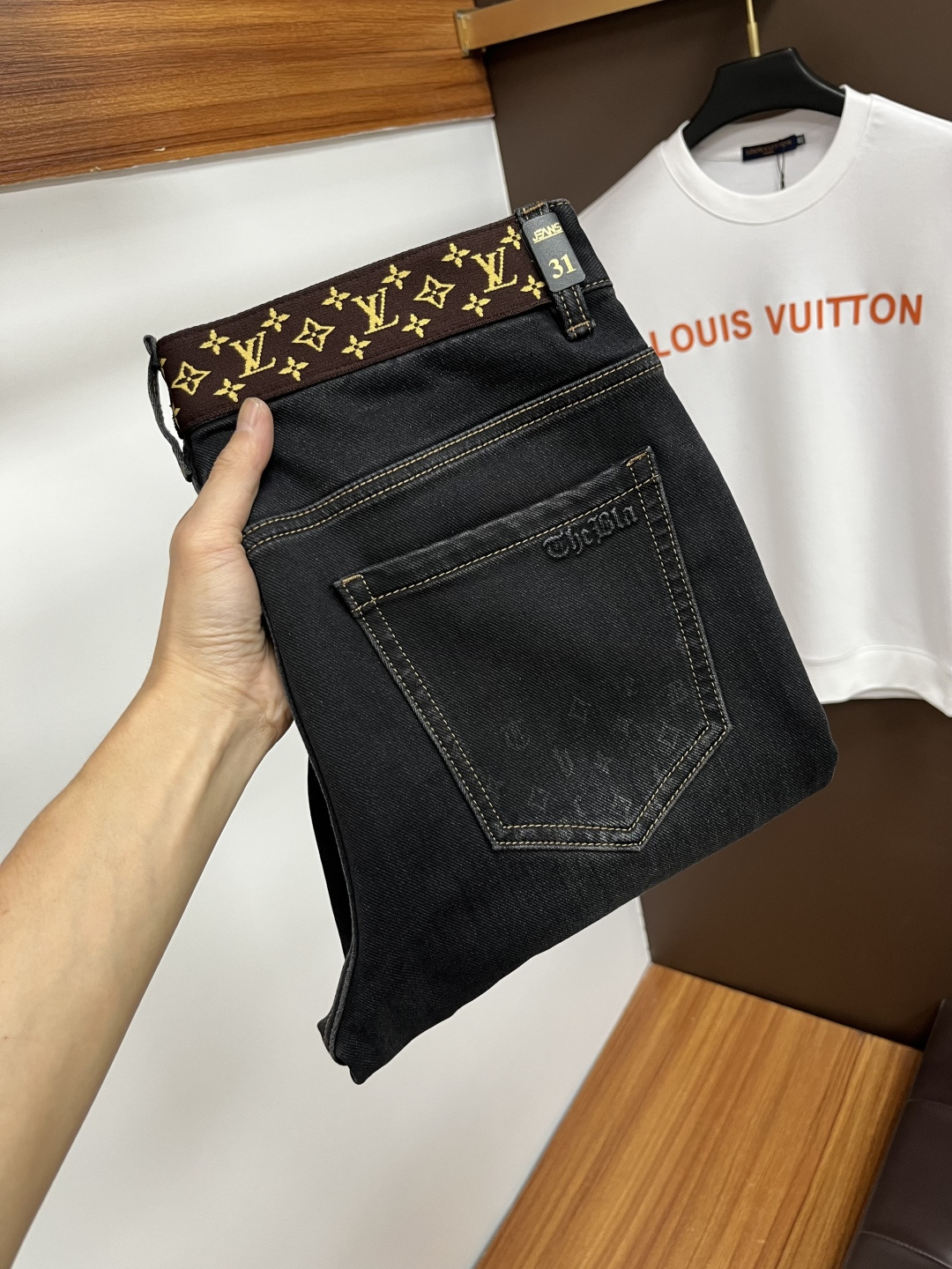 NO:608102,LV's latest 2025 autumn jeans are stress-free in and out of the store. Best-selling models in the counter. Taste and value are shared. Very comfortable to wear. Low-key yet luxurious. Very classy to wear. Needless to say the trousers style and cut. The upper body is exquisite and vivid. Real first-class top quality. Really top-level casual pants, using Turkish cotton. The most famous denim is produced. The quality is outstanding. After heavy washing, the pants are very soft. The straight-leg version is not picky.  The upper body is absolutely stylish QD25 is extremely luxurious!  Size 29-38,,louis vuitton,jeans,alexander wang19860909LV 2025年秋季最新品牛仔裤出入专卖店无压力 专柜热销款 品味与价值共享 身穿着非常舒适 低调不失奢华 穿出去非常有档次,裤型款式和裁剪亦无需多言 上身精致跃然.真正一等一顶级质料 真正殿堂级的休闲裤,选用土耳其的棉花 生产出最有名的单宁布 品质卓然 经过重水洗使得裤子很柔软 直脚的版型 不挑人 上身绝对的有型 QD25 极度奢华！尺码29-38,,louis vuitton,jeans,alexander wang,Men's clothing
