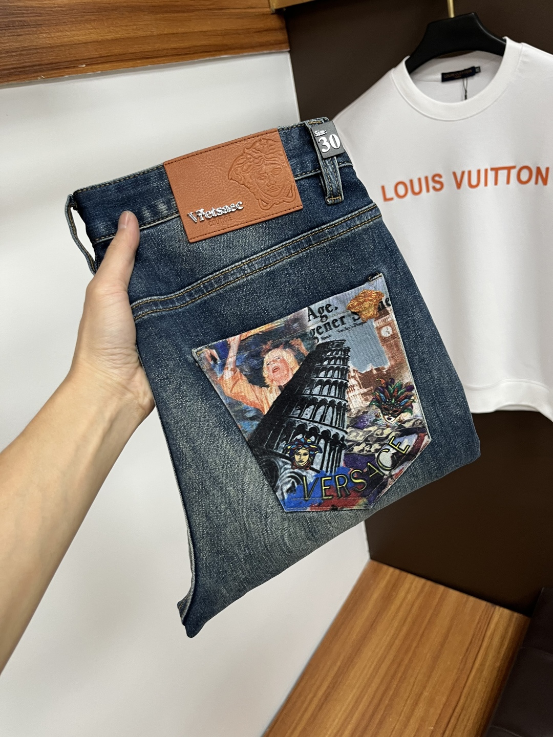 NO:608108,Versace's latest jeans in autumn 2025 are stress-free to enter and leave the store. Best-selling models in the counter. Taste and value are shared. Very comfortable to wear. Low-key yet luxurious. Very classy to wear. Needless to say the trousers style and cut. The upper body is exquisite and vivid. Real first-class top quality. Really palace-level casual pants, using Turkish cotton to produce the most famous denim. Excellent quality. Heavy washing makes the pants very soft. Straight-leg version.  Don't be picky, the upper body is absolutely stylish QD25 is extremely luxurious!  Size 29-38,,versace,jeans,alexander wang19860909范思哲 2025年秋季最新品牛仔裤出入专卖店无压力 专柜热销款 品味与价值共享 身穿着非常舒适 低调不失奢华 穿出去非常有档次,裤型款式和裁剪亦无需多言 上身精致跃然.真正一等一顶级质料 真正殿堂级的休闲裤,选用土耳其的棉花 生产出最有名的单宁布 品质卓然 经过重水洗使得裤子很柔软 直脚的版型 不挑人 上身绝对的有型 QD25 极度奢华！尺码29-38,,versace,jeans,alexander wang,Men's clothing