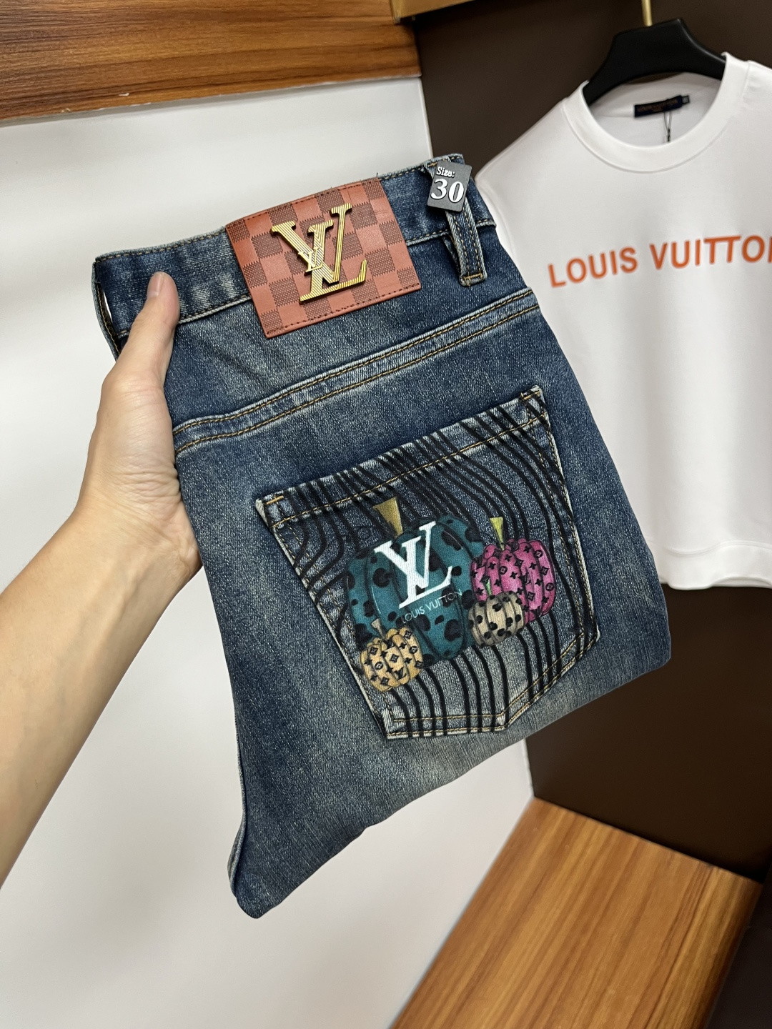 NO:608064,LV's latest 2025 autumn jeans are stress-free in and out of the store. Best-selling models in the counter. Taste and value are shared. Very comfortable to wear. Low-key yet luxurious. Very classy to wear. Needless to say the trousers style and cut. The upper body is exquisite and vivid. Real first-class top quality. Really top-level casual pants, using Turkish cotton. The most famous denim is produced. The quality is outstanding. After heavy washing, the pants are very soft. The straight-leg version is not picky.  The upper body is absolutely stylish QD25 is extremely luxurious!  Size 29-38,,louis vuitton,jeans,alexander wang19860909LV 2025年秋季最新品牛仔裤出入专卖店无压力 专柜热销款 品味与价值共享 身穿着非常舒适 低调不失奢华 穿出去非常有档次,裤型款式和裁剪亦无需多言 上身精致跃然.真正一等一顶级质料 真正殿堂级的休闲裤,选用土耳其的棉花 生产出最有名的单宁布 品质卓然 经过重水洗使得裤子很柔软 直脚的版型 不挑人 上身绝对的有型 QD25 极度奢华！尺码29-38,,louis vuitton,jeans,alexander wang,Men's clothing