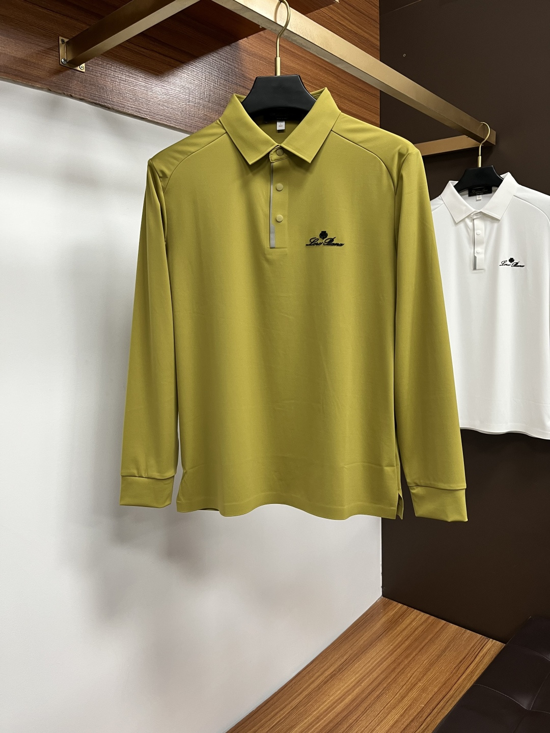 NO:608068,Noah Pianyou is exclusively for high-end customization of new original men's Polo long sleeves. High version. Fashionable and versatile original imported pure cotton fabric. Logo design on the chest. Super soft and delicate feel. Skin-friendly and comfortable to wear. High-end boutique. The upper body is finely made by the OEM. It is a must-have item for men. Complete three standards. Size M-4XL. Multi-color.,alexander wang19860909诺雅翩悠 独家专供新款原单男士Polo长袖高端定制 高版本 时尚百搭爆款原版进口纯棉面料 胸前logo图案设计 手感超柔软细腻 穿着亲肤舒适 高端精品 代工厂精细做上身非常赞 男士必备单品 三标齐全 码数M-4XL 多颜色,,alexander wang,Men's clothing